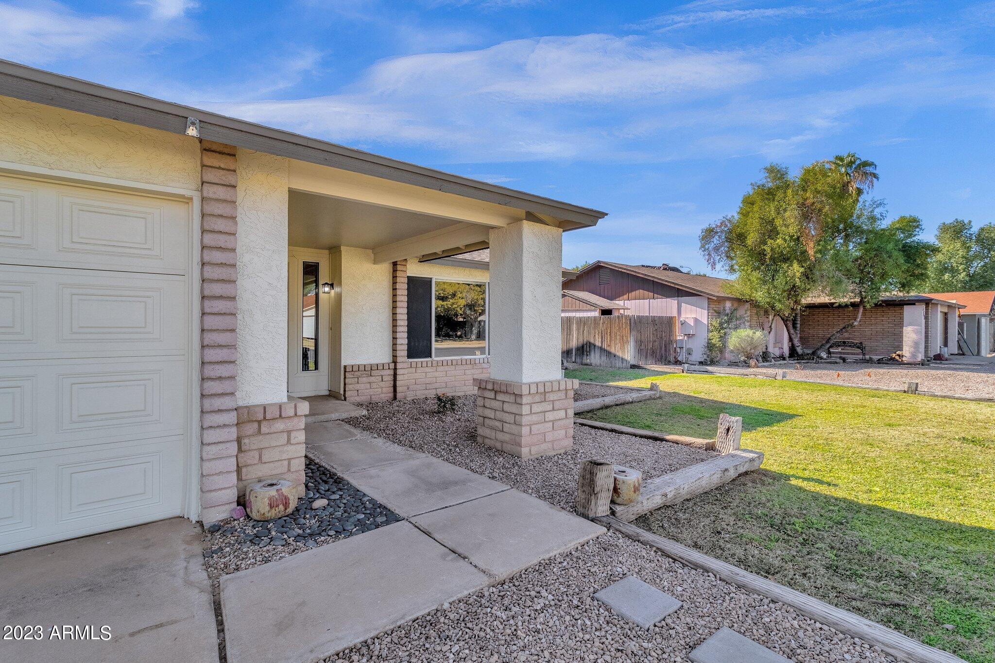 553 W MYRNA Lane