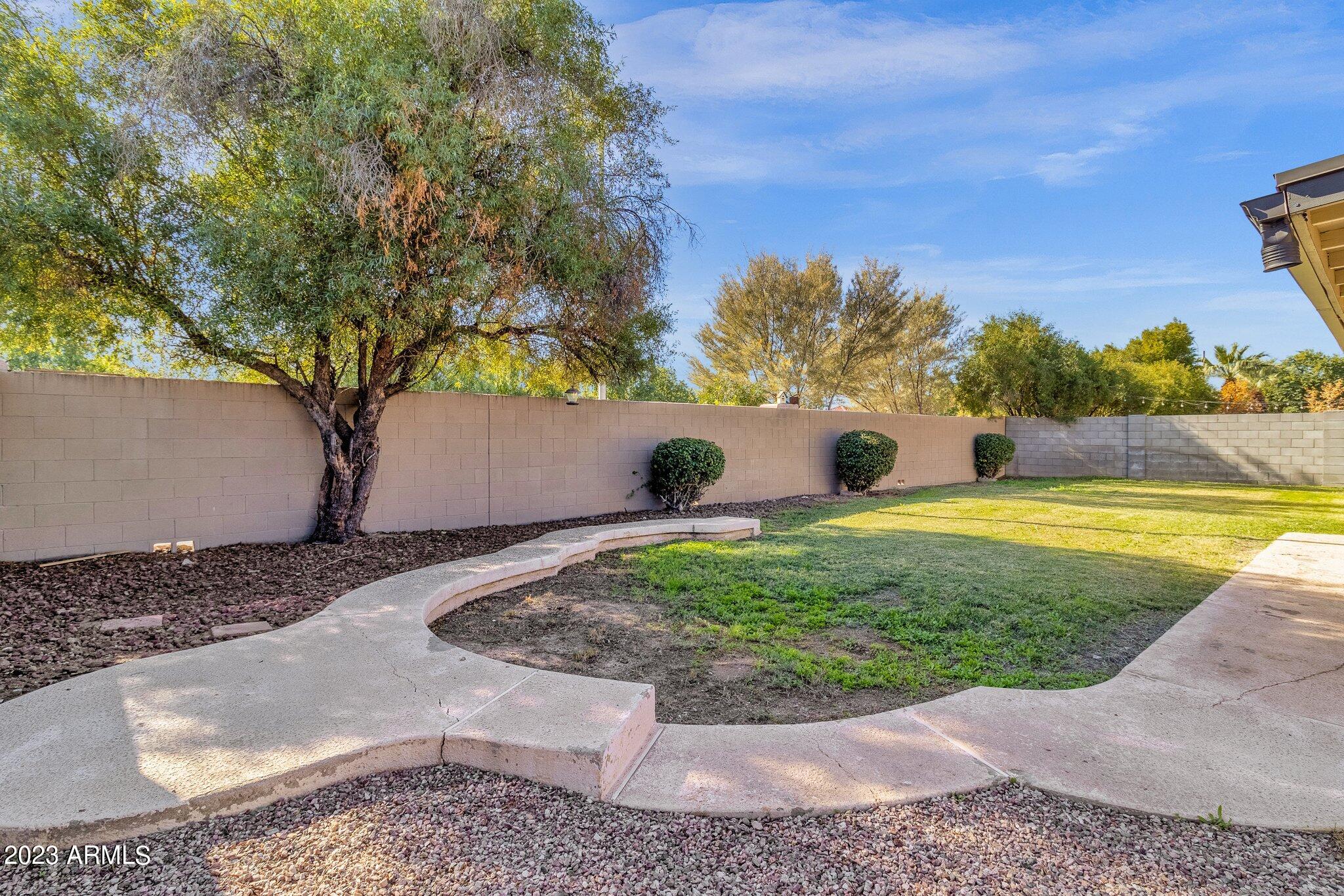 553 W MYRNA Lane