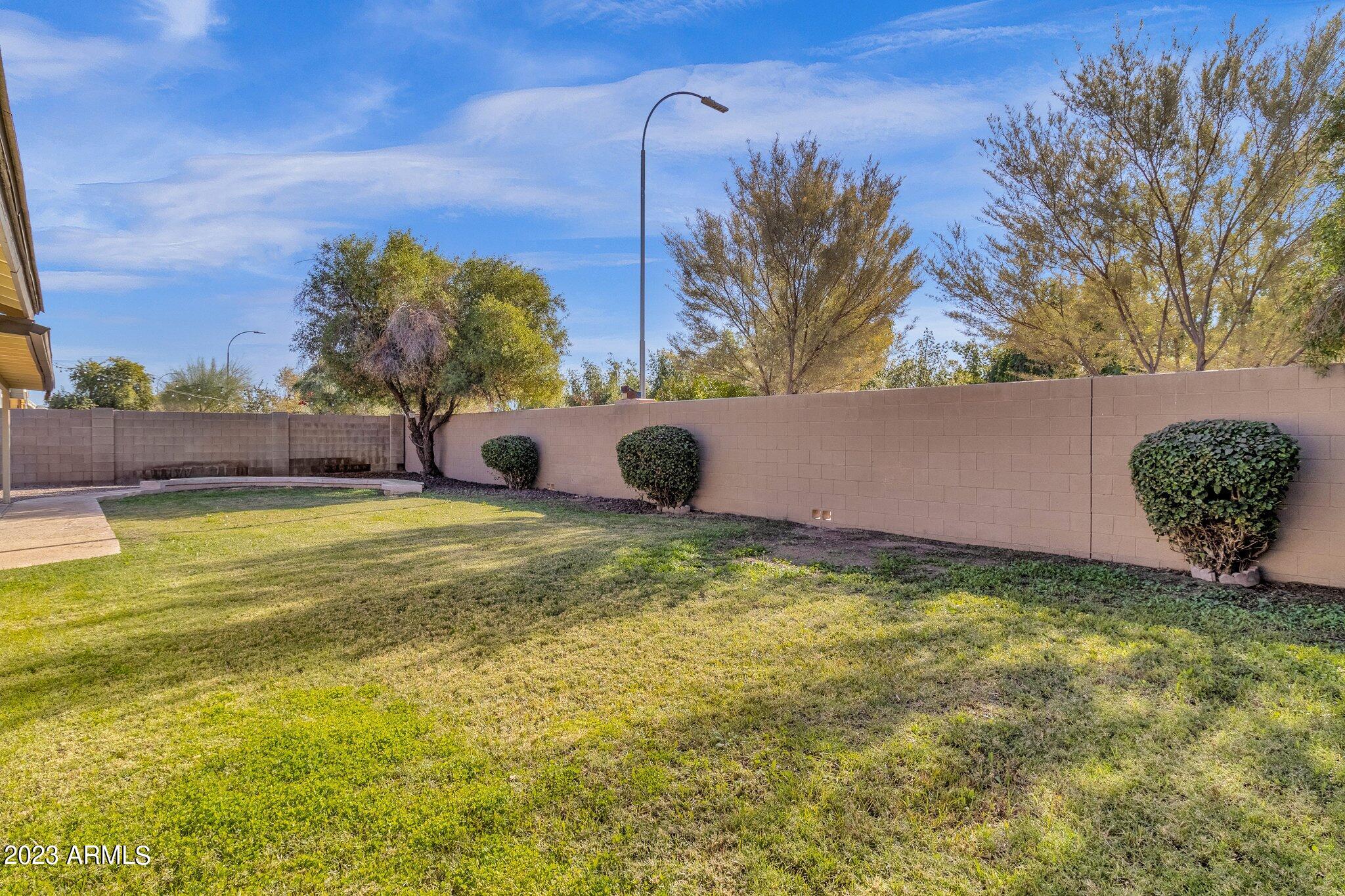 553 W MYRNA Lane