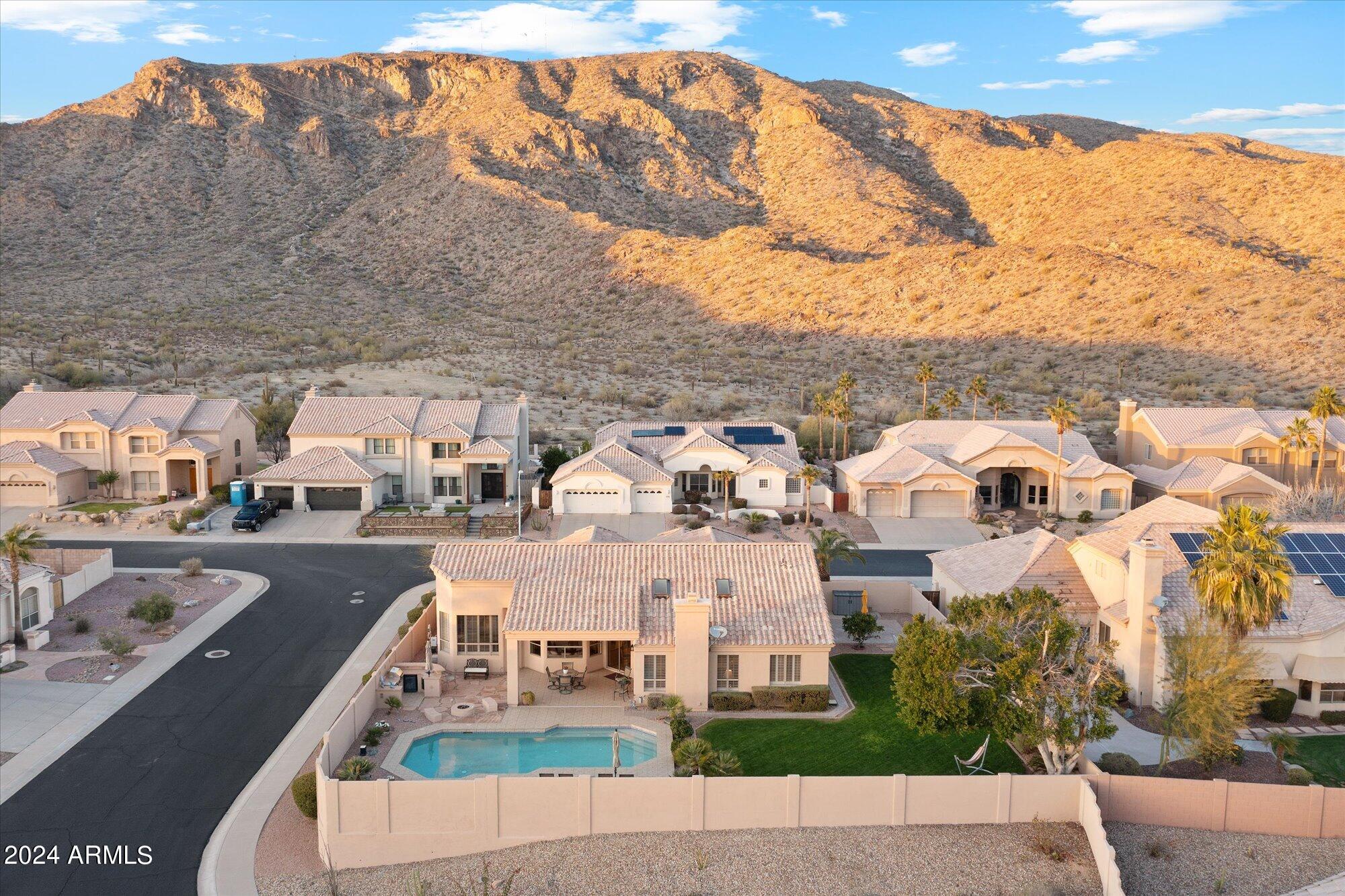 919 E DESERT FLOWER Lane