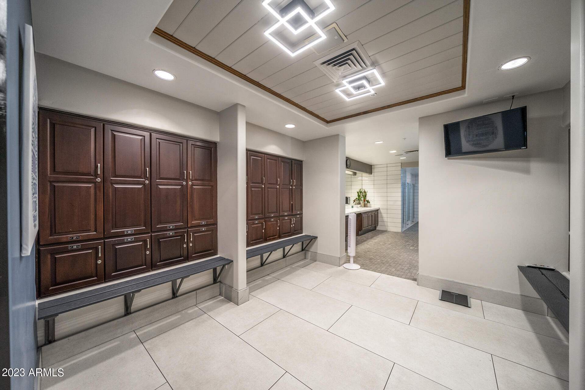 2403 N RAVEN Circle