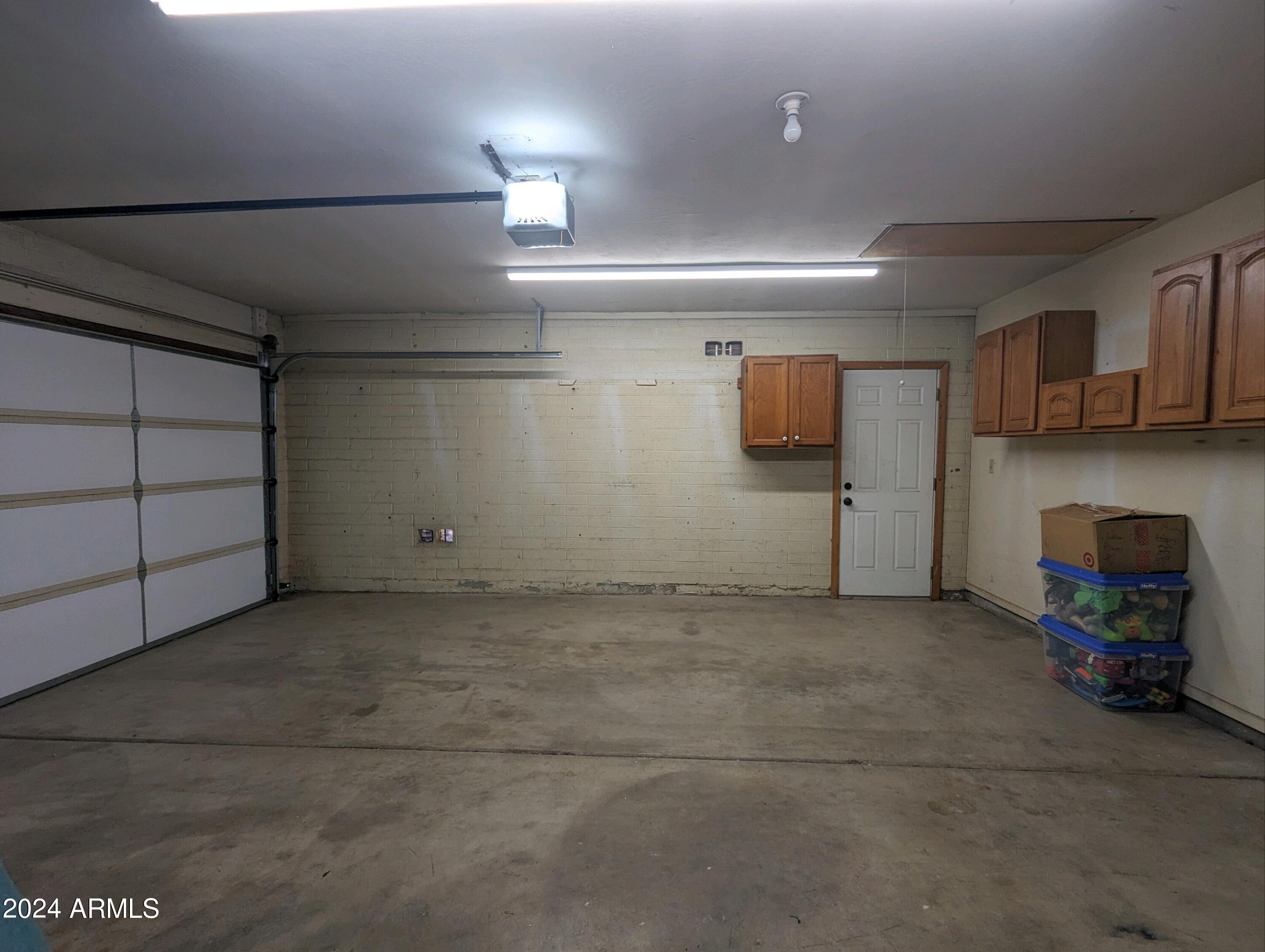 2116 W SILVERGATE Drive