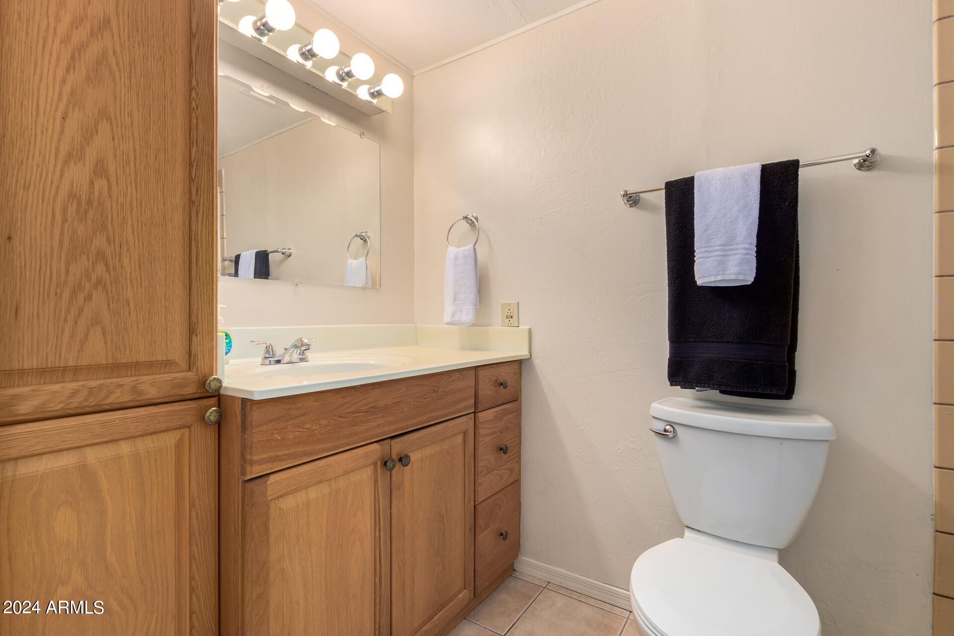 2116 W SILVERGATE Drive