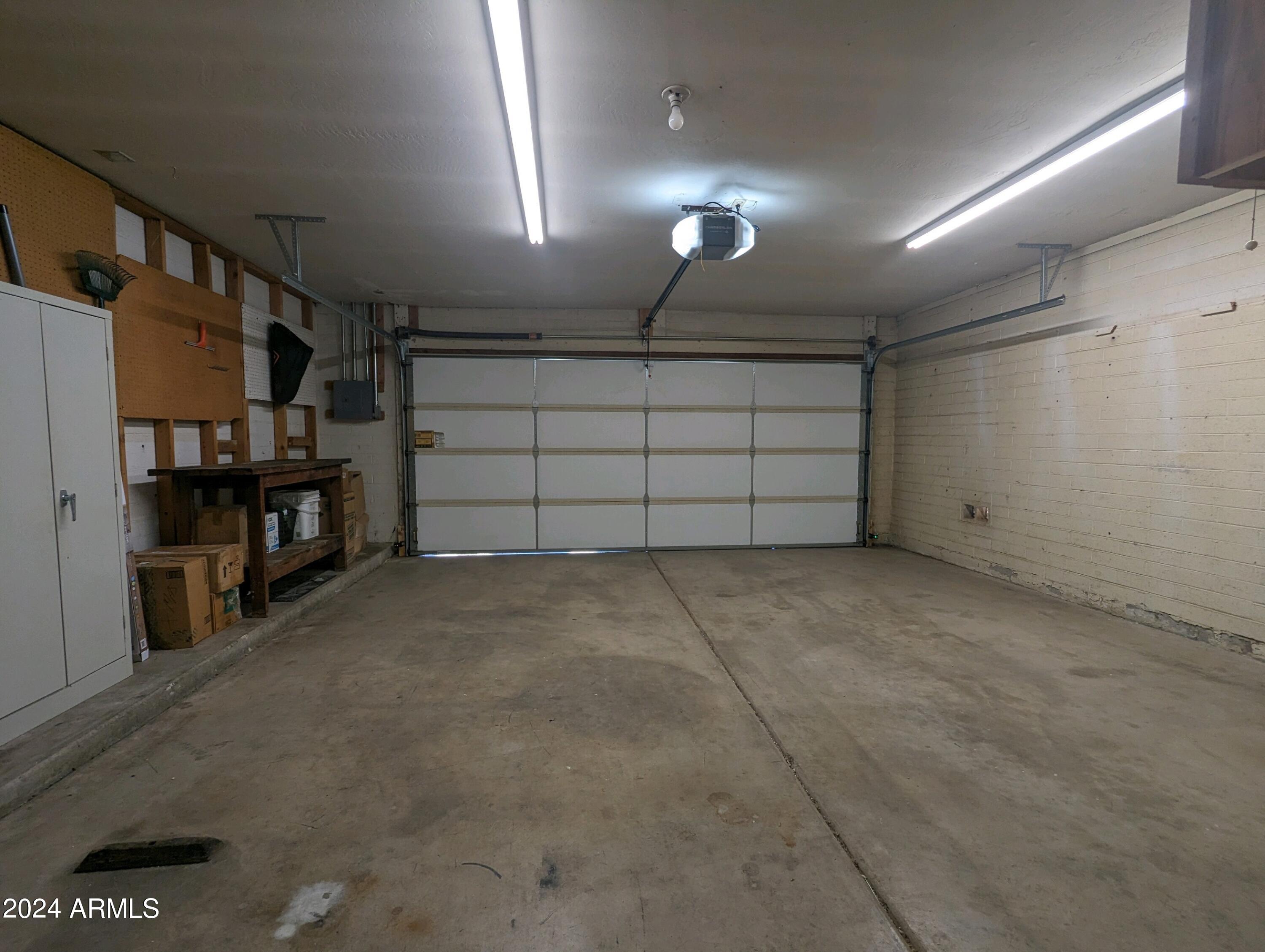 2116 W SILVERGATE Drive