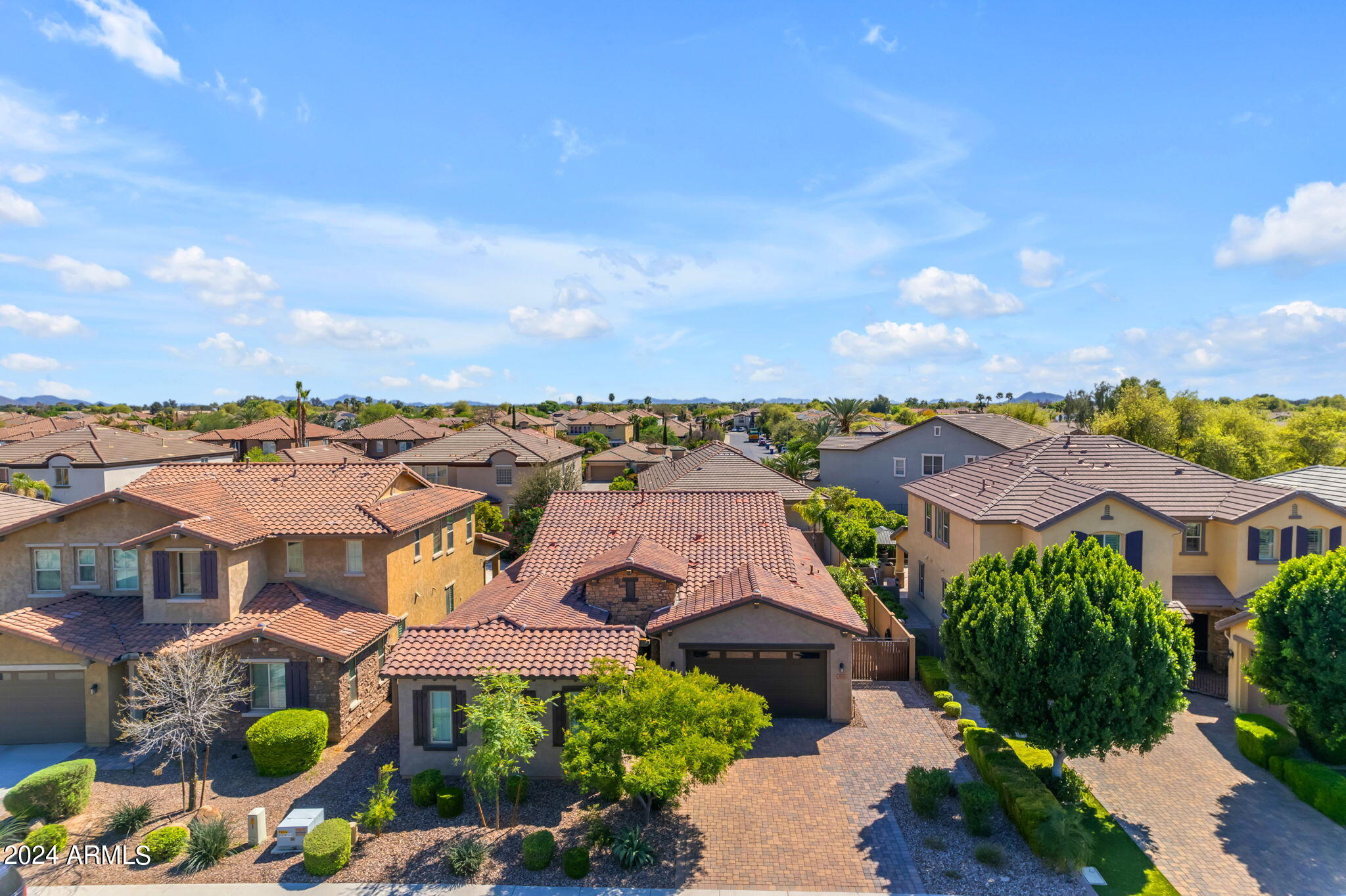 833 E HORSESHOE Place