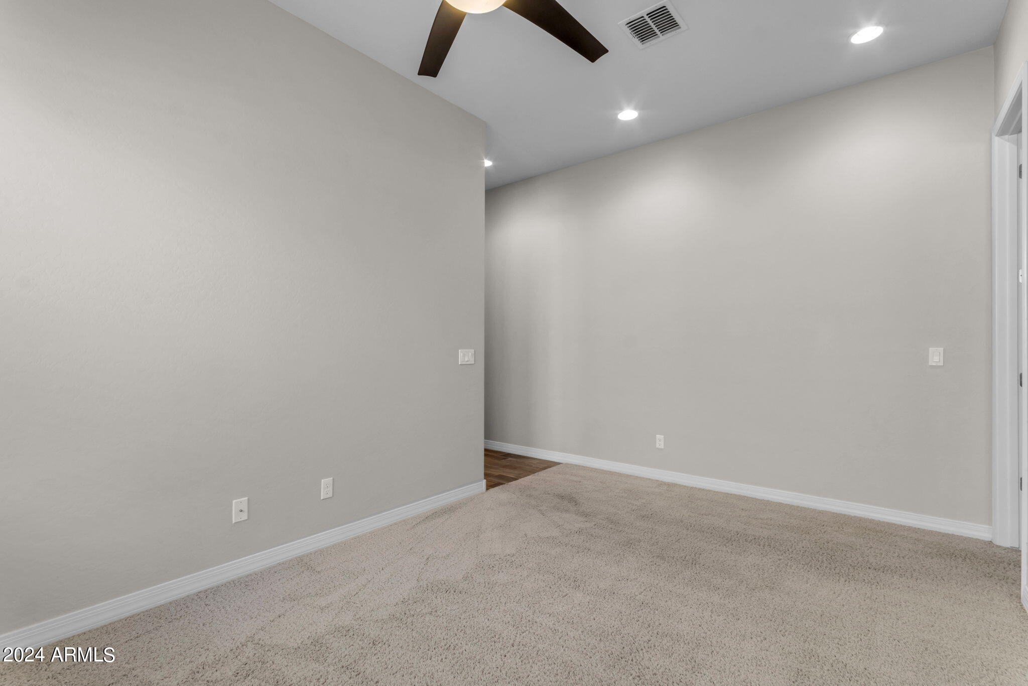 833 E HORSESHOE Place