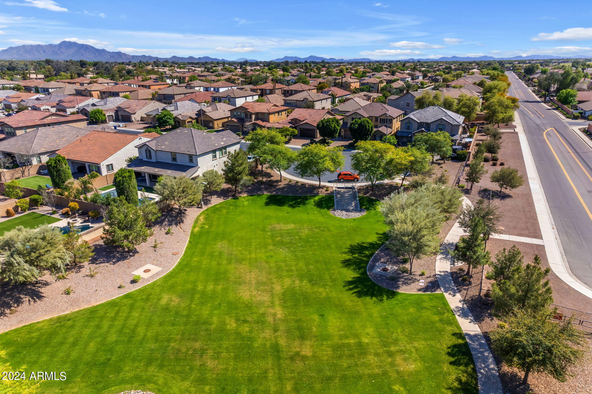 833 E HORSESHOE Place