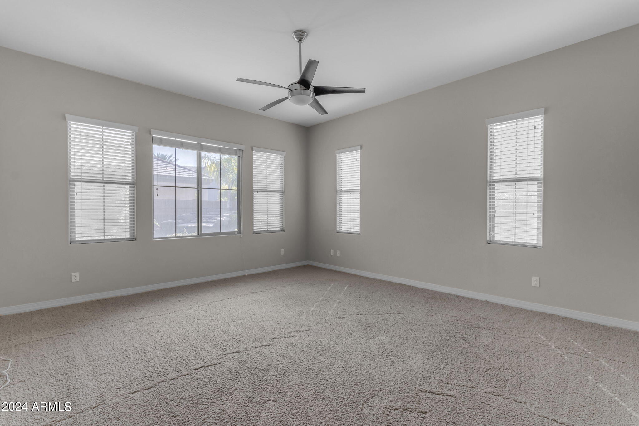 833 E HORSESHOE Place