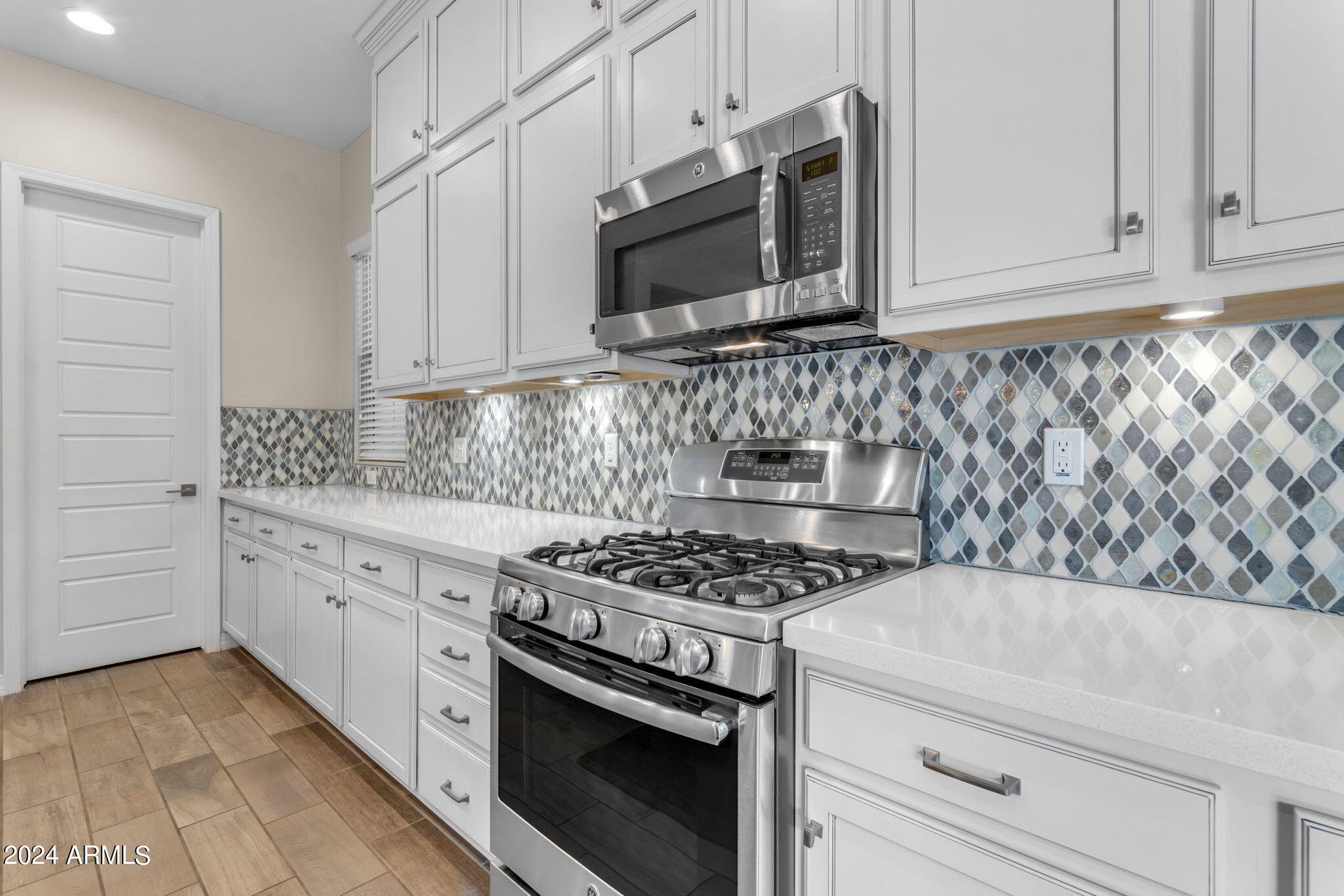 833 E HORSESHOE Place