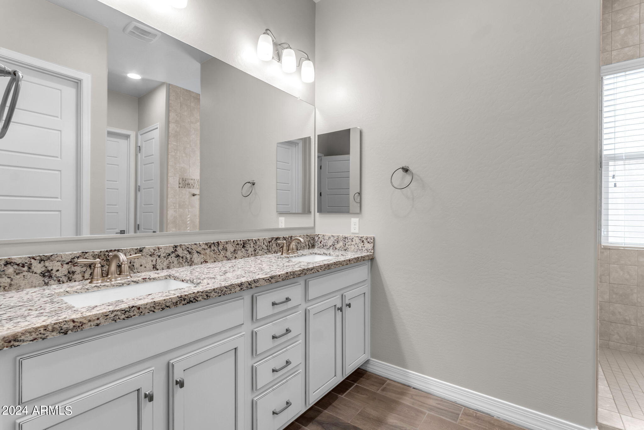 833 E HORSESHOE Place