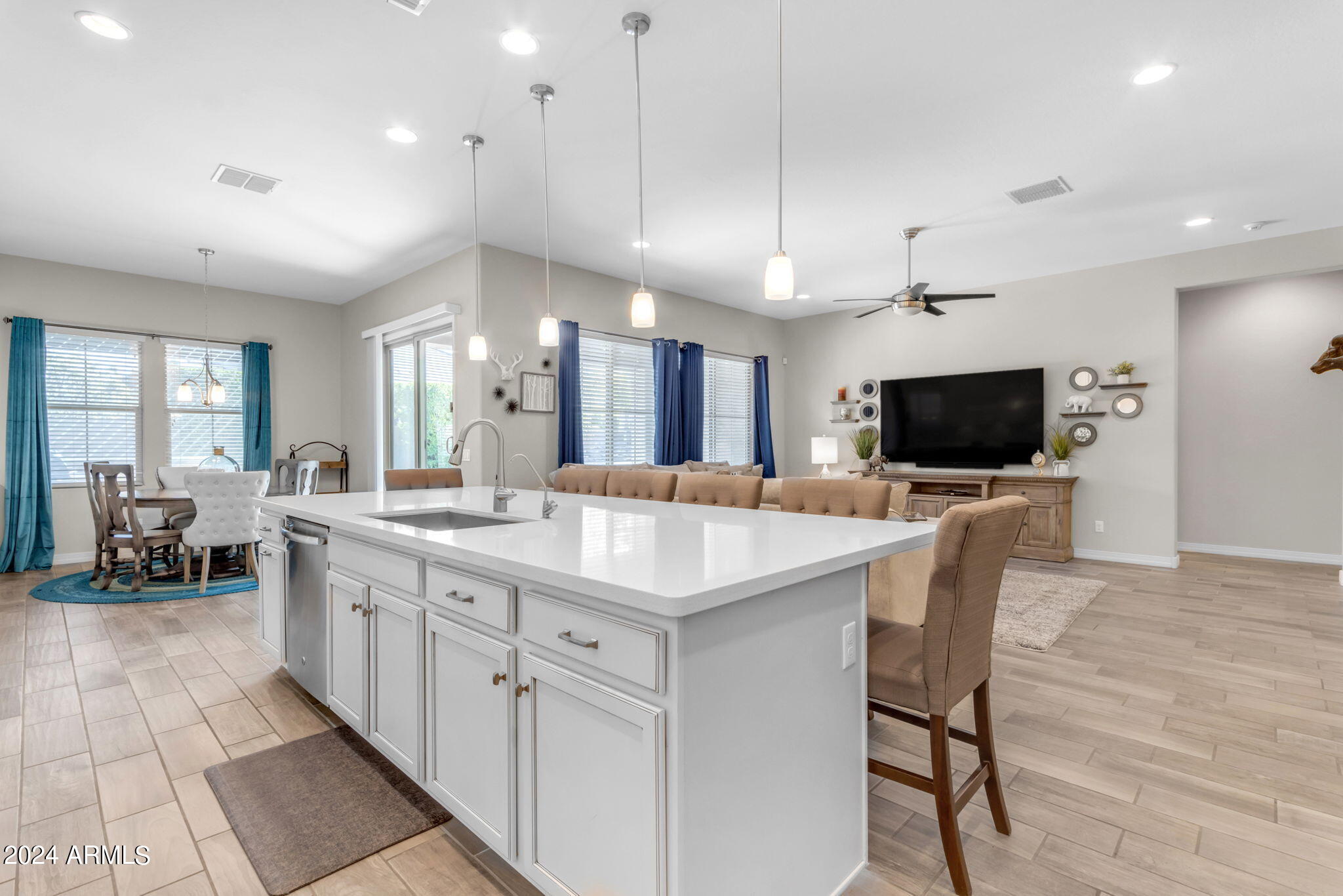 833 E HORSESHOE Place