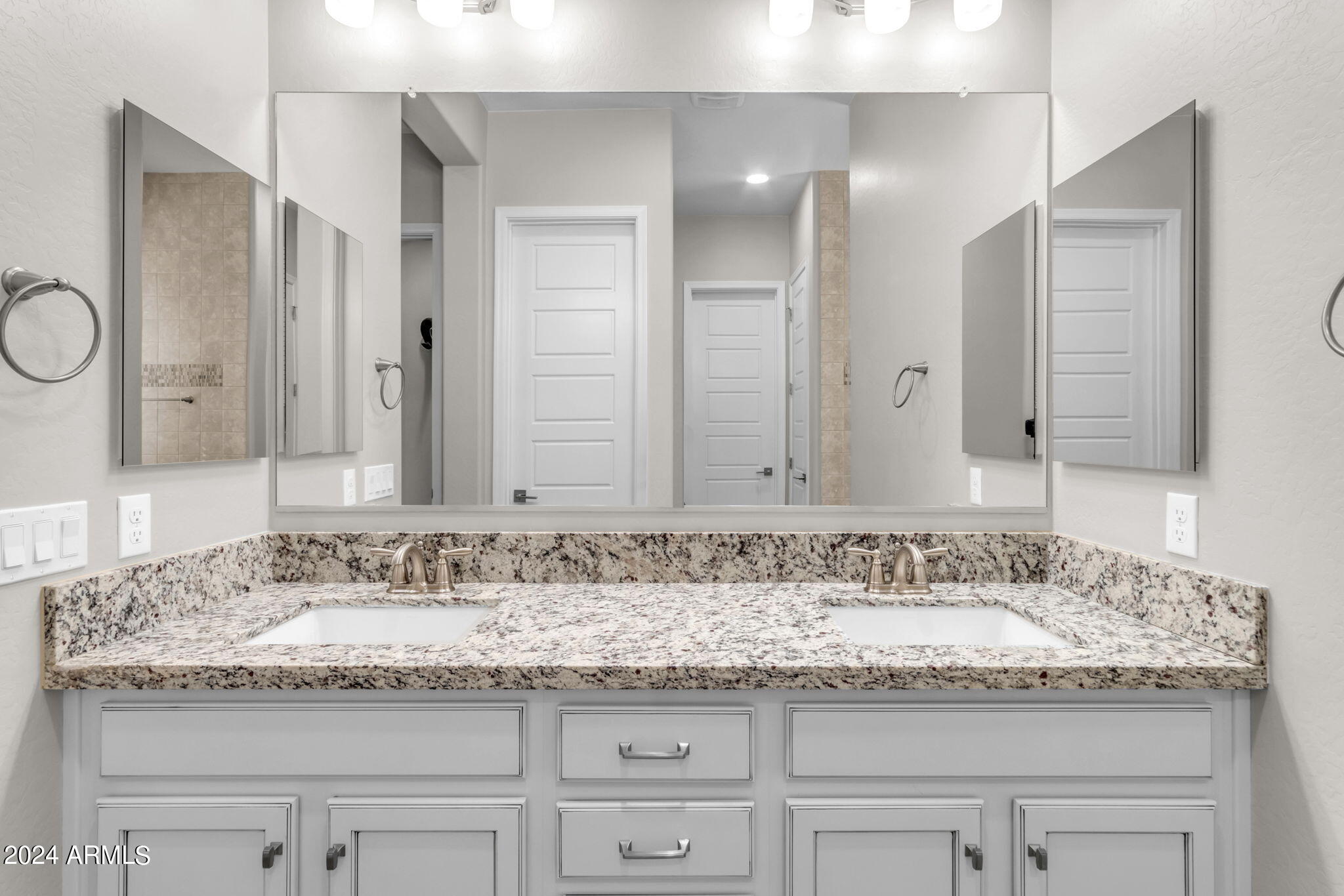 833 E HORSESHOE Place