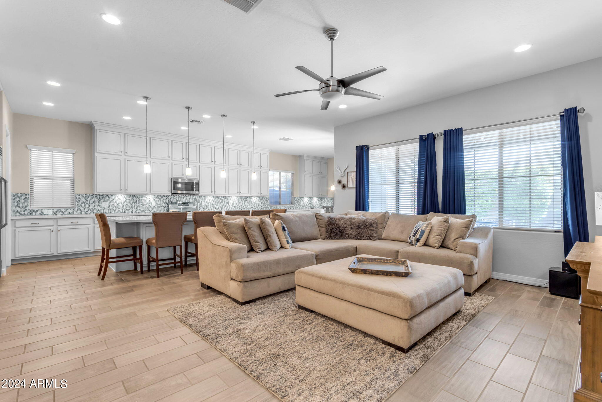 833 E HORSESHOE Place