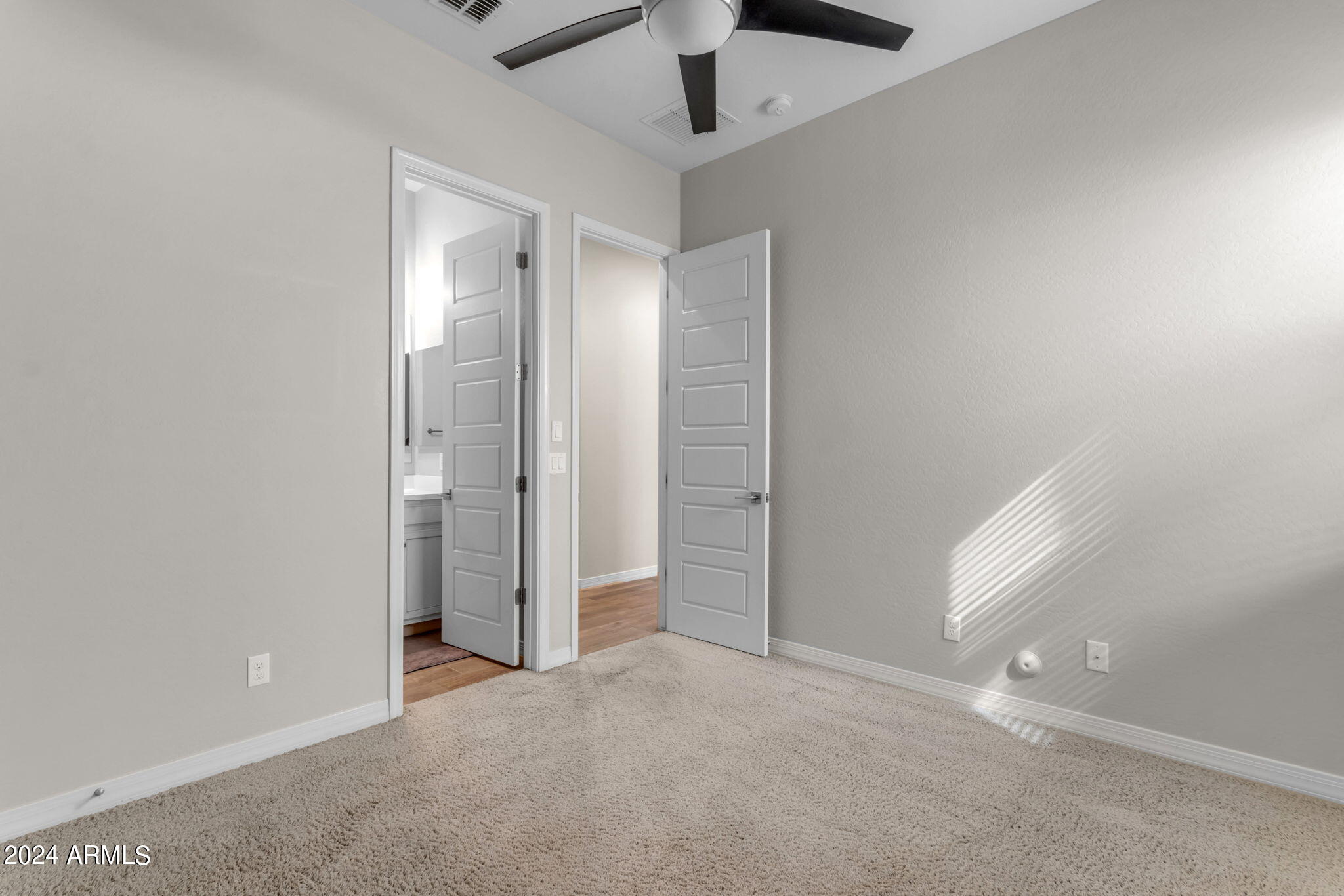 833 E HORSESHOE Place