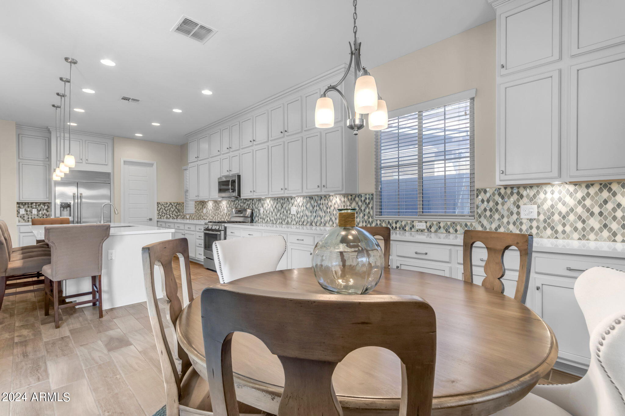 833 E HORSESHOE Place