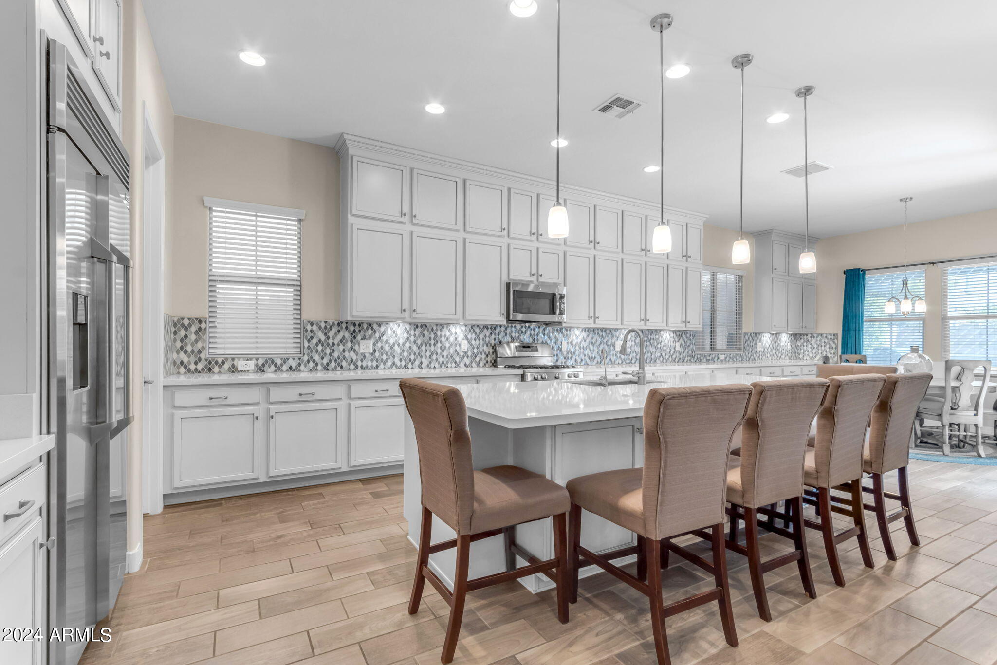 833 E HORSESHOE Place