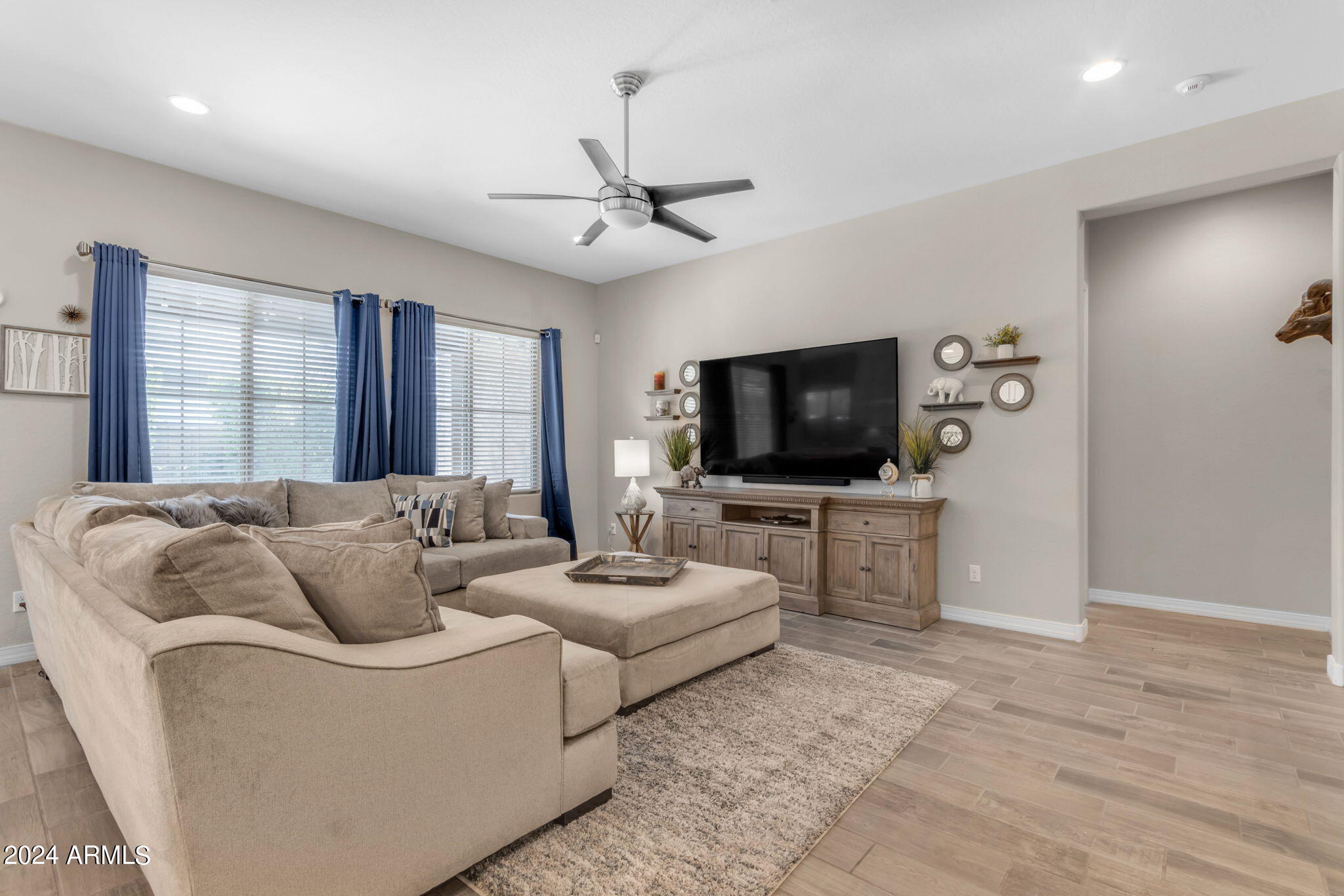 833 E HORSESHOE Place