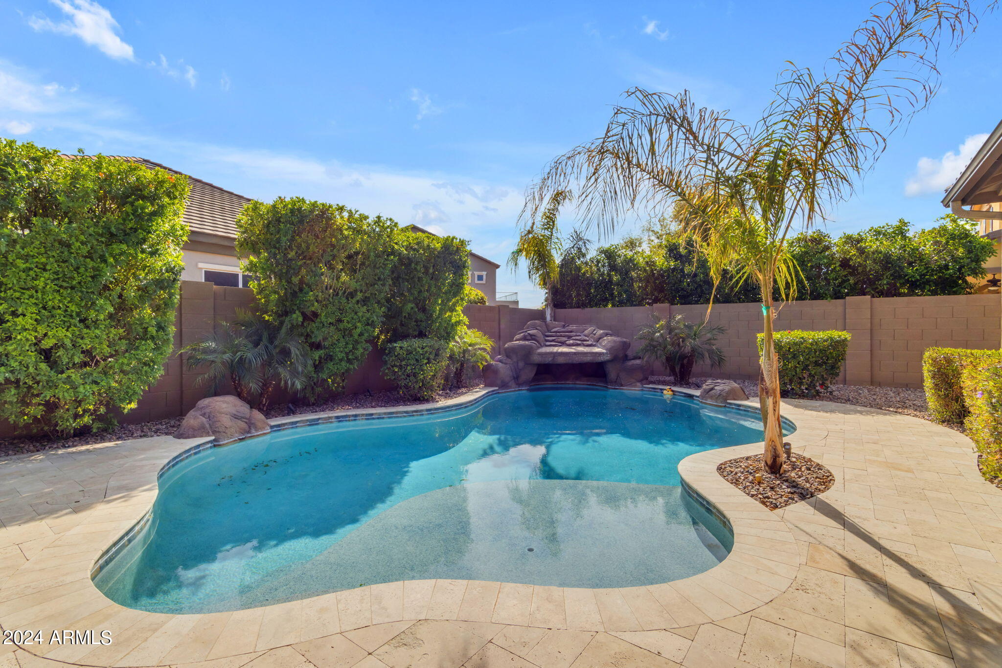 833 E HORSESHOE Place