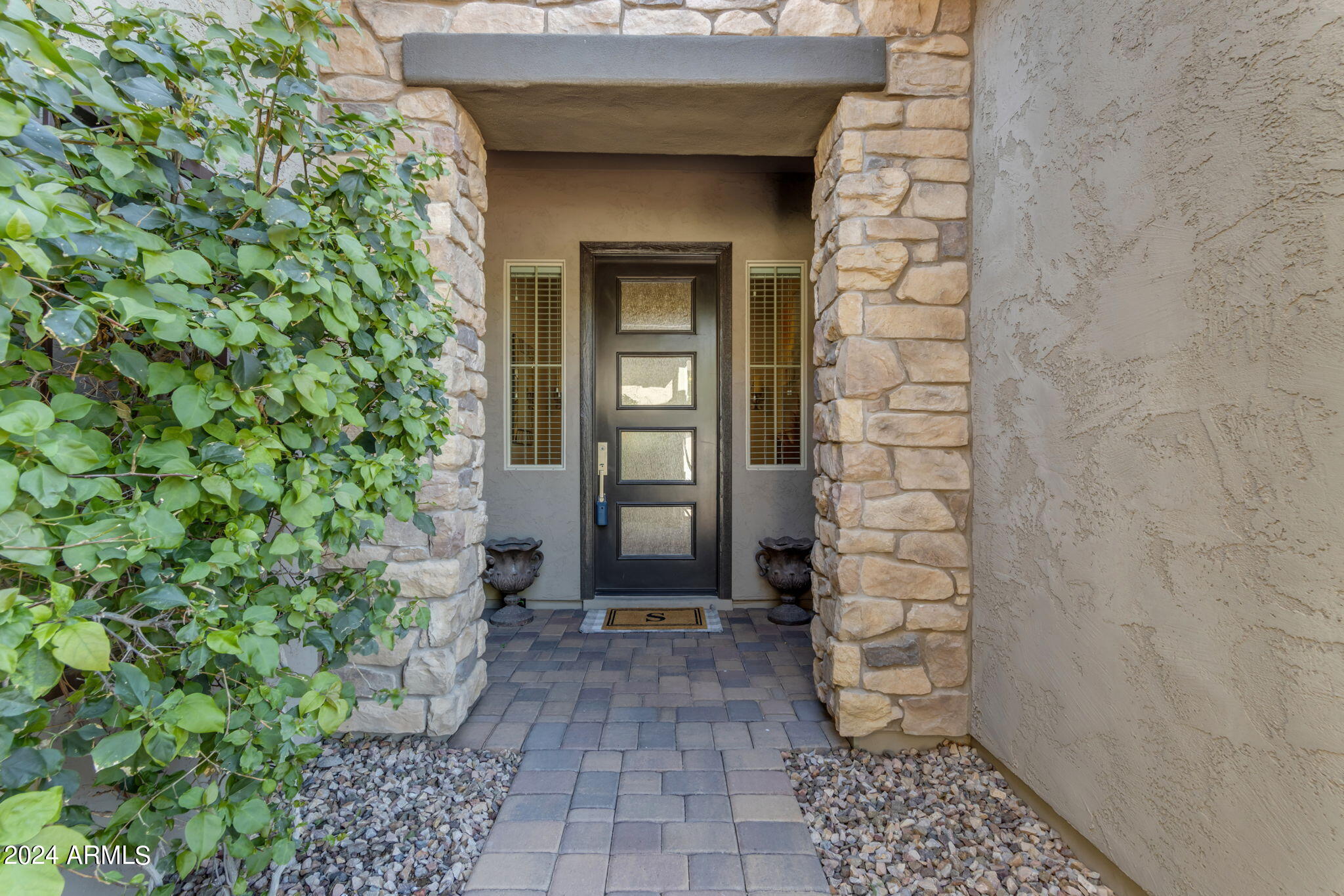 833 E HORSESHOE Place