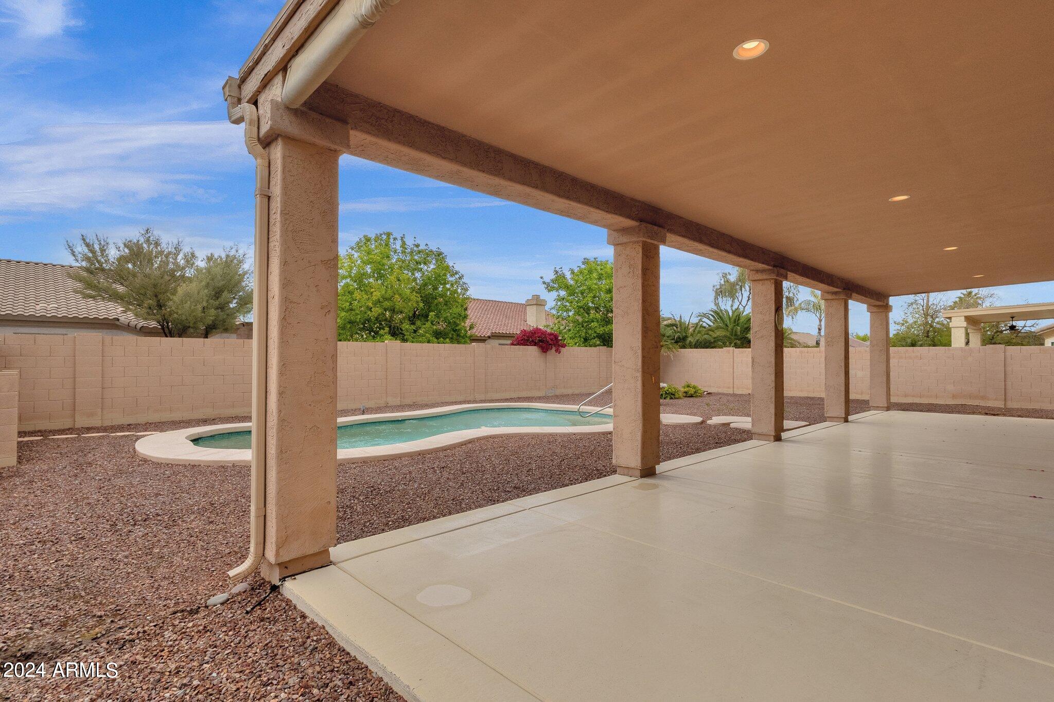 1372 W LONGHORN Drive