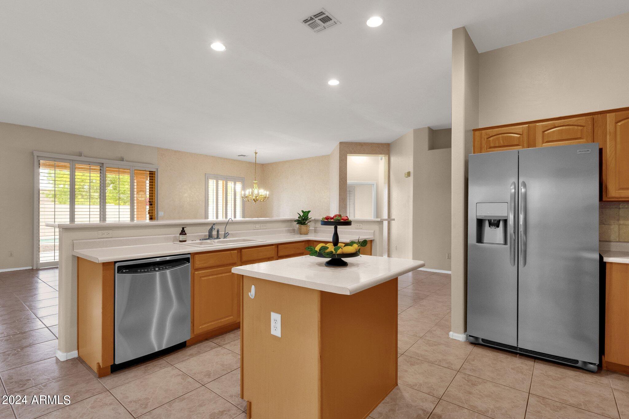 1372 W LONGHORN Drive