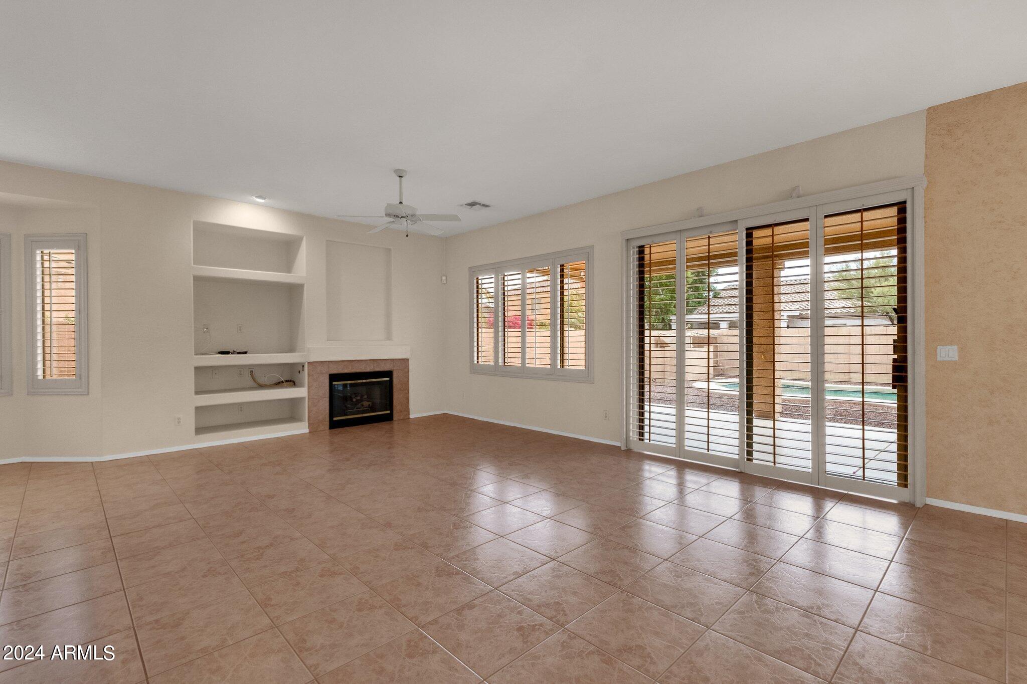 1372 W LONGHORN Drive