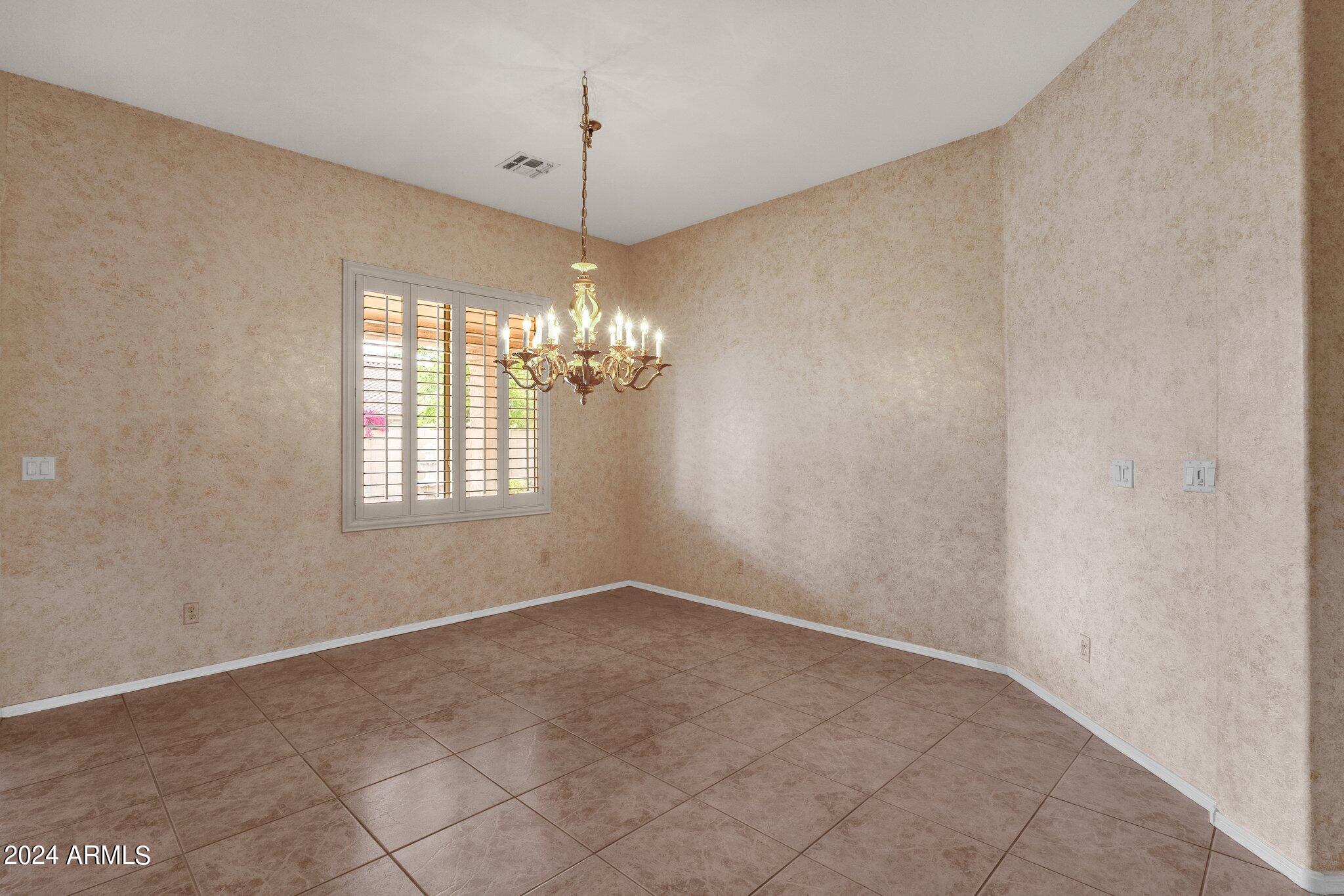 1372 W LONGHORN Drive