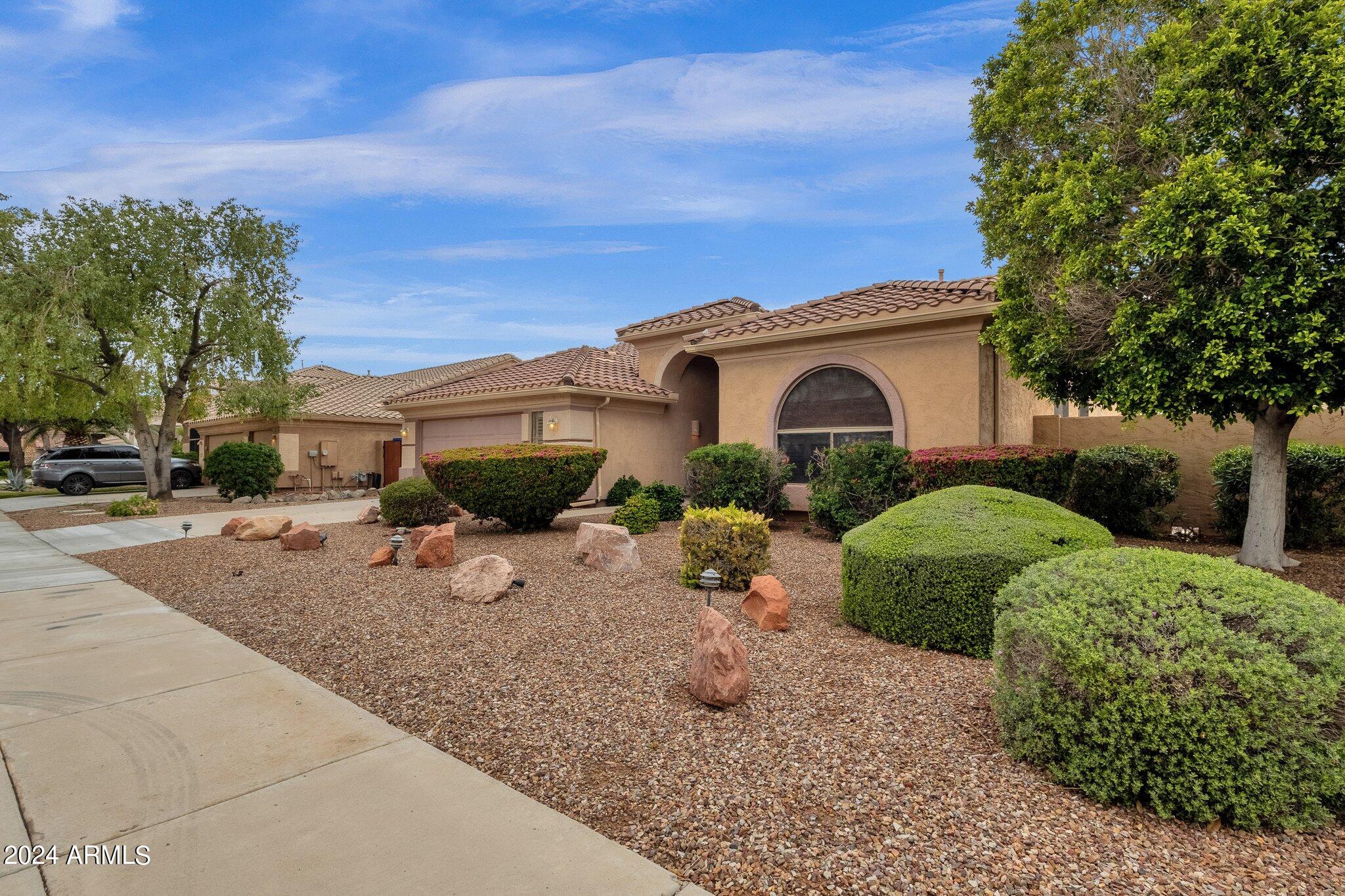 1372 W LONGHORN Drive