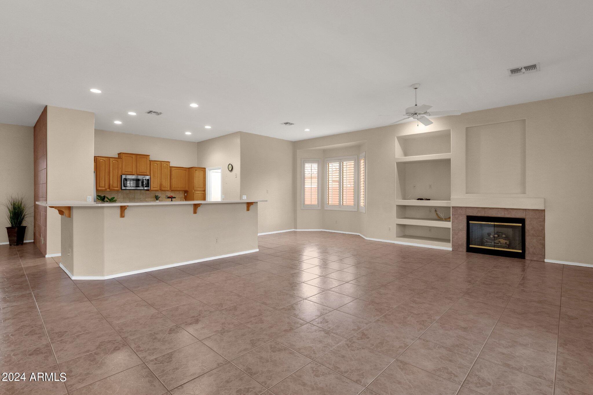 1372 W LONGHORN Drive