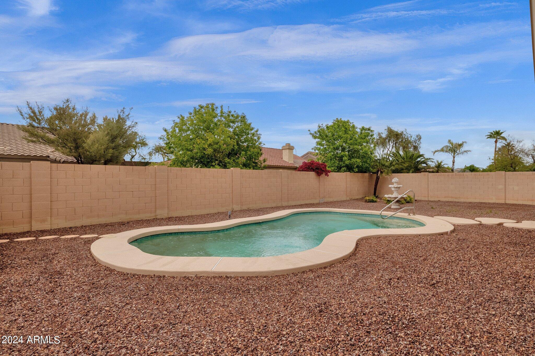 1372 W LONGHORN Drive