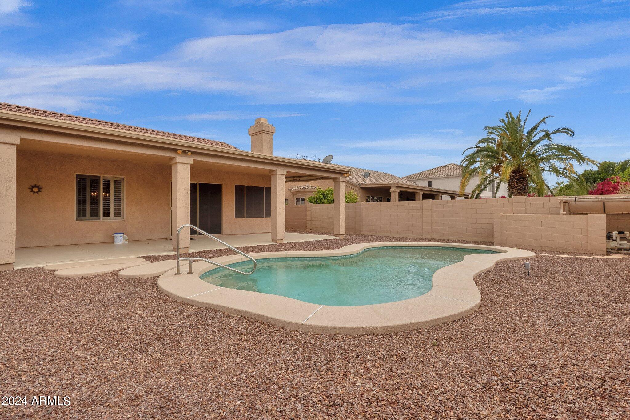 1372 W LONGHORN Drive