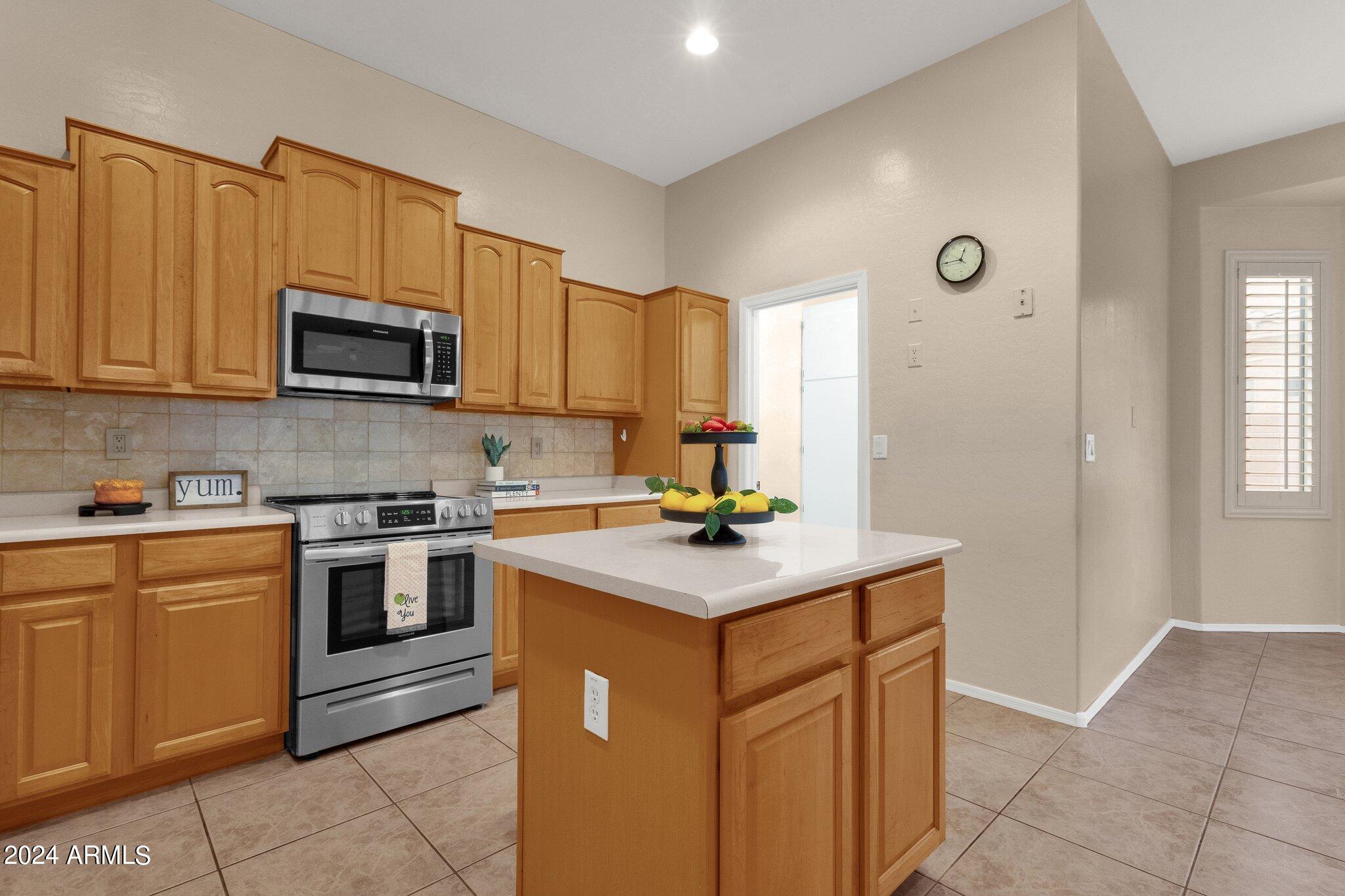 1372 W LONGHORN Drive