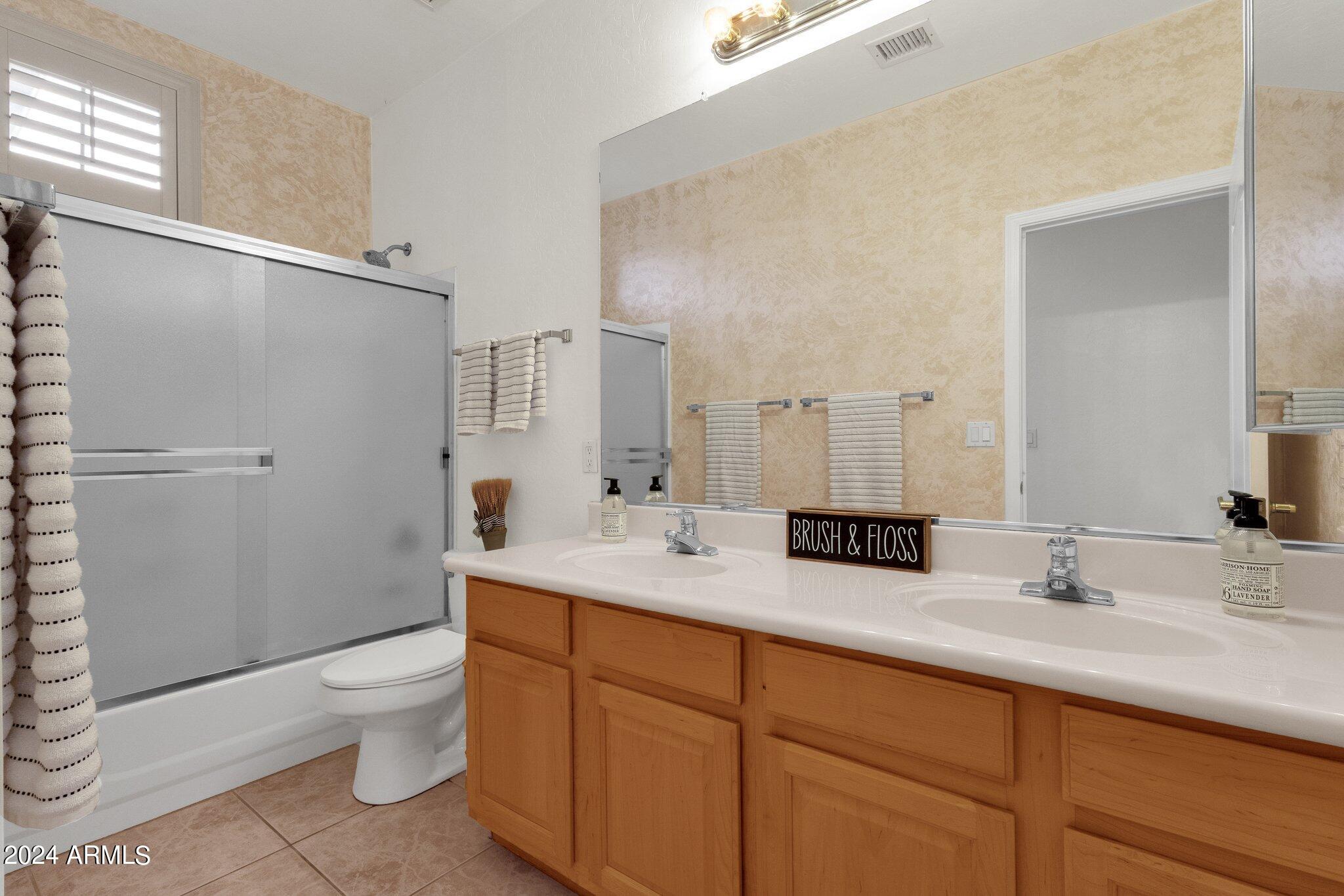 1372 W LONGHORN Drive