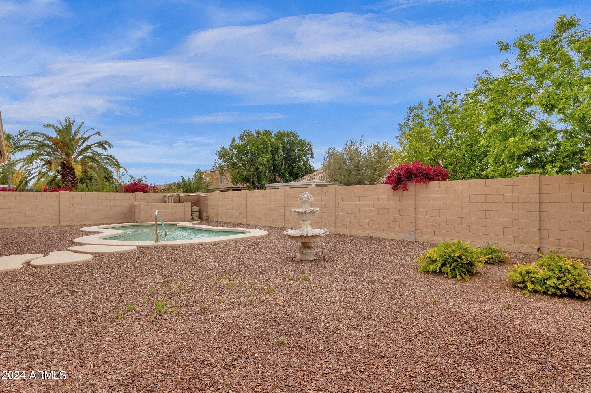 1372 W LONGHORN Drive