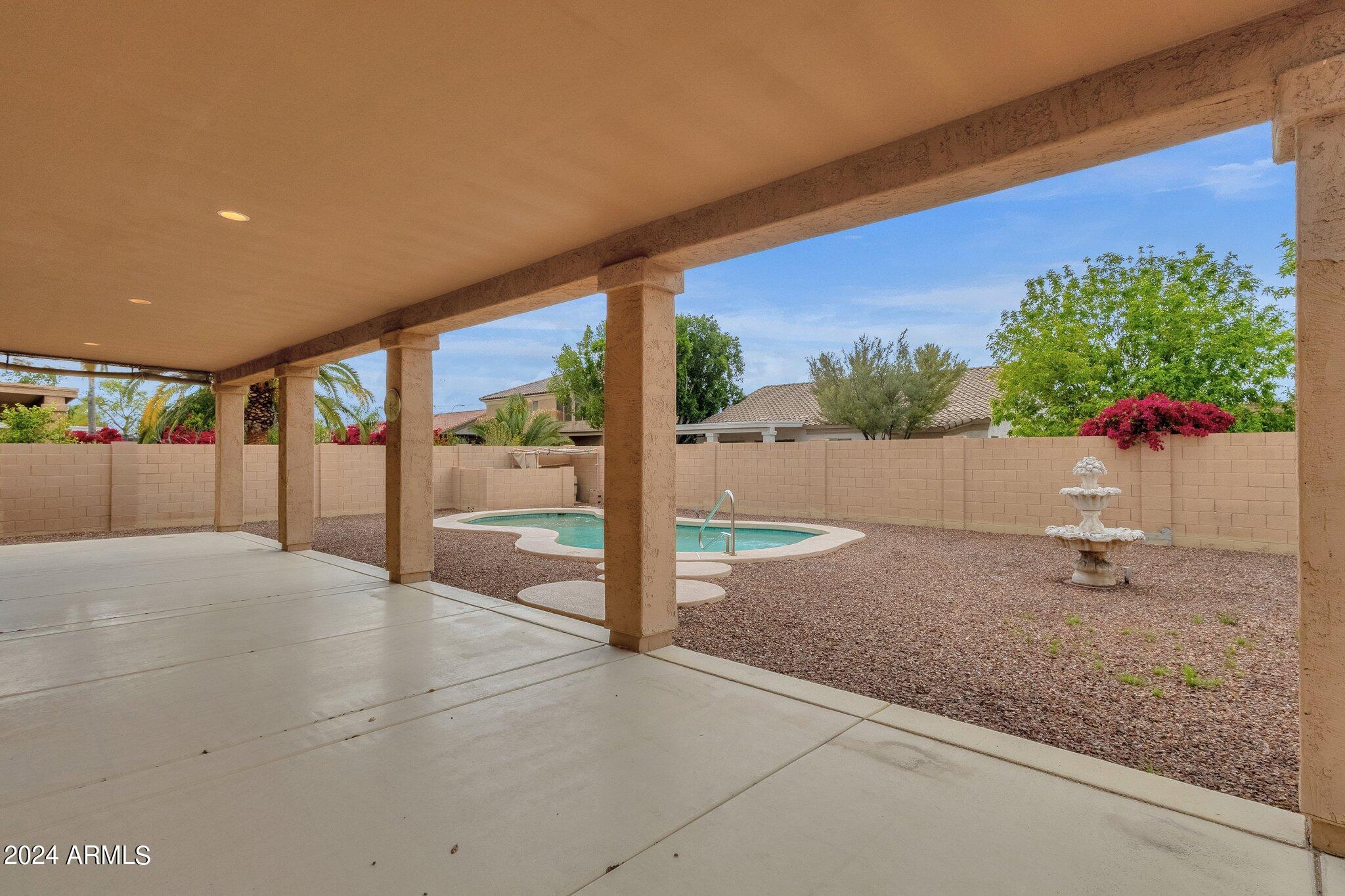 1372 W LONGHORN Drive