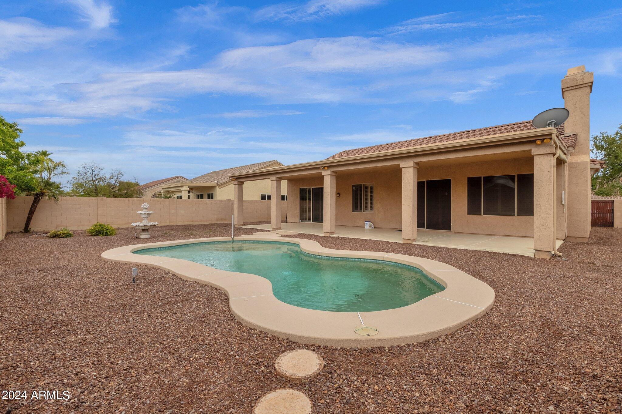 1372 W LONGHORN Drive
