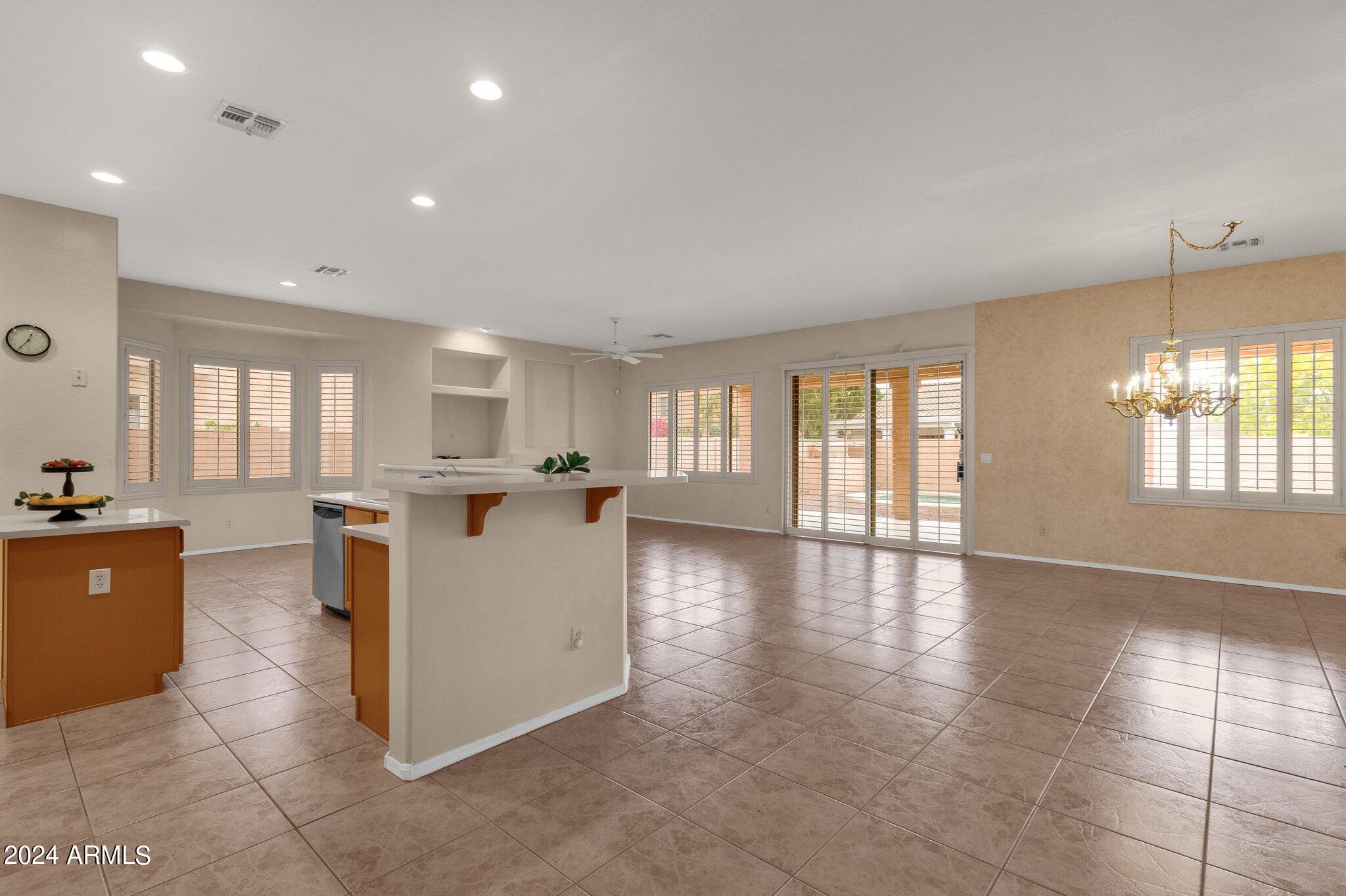 1372 W LONGHORN Drive