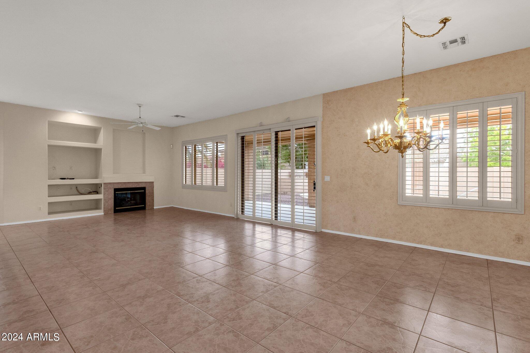 1372 W LONGHORN Drive
