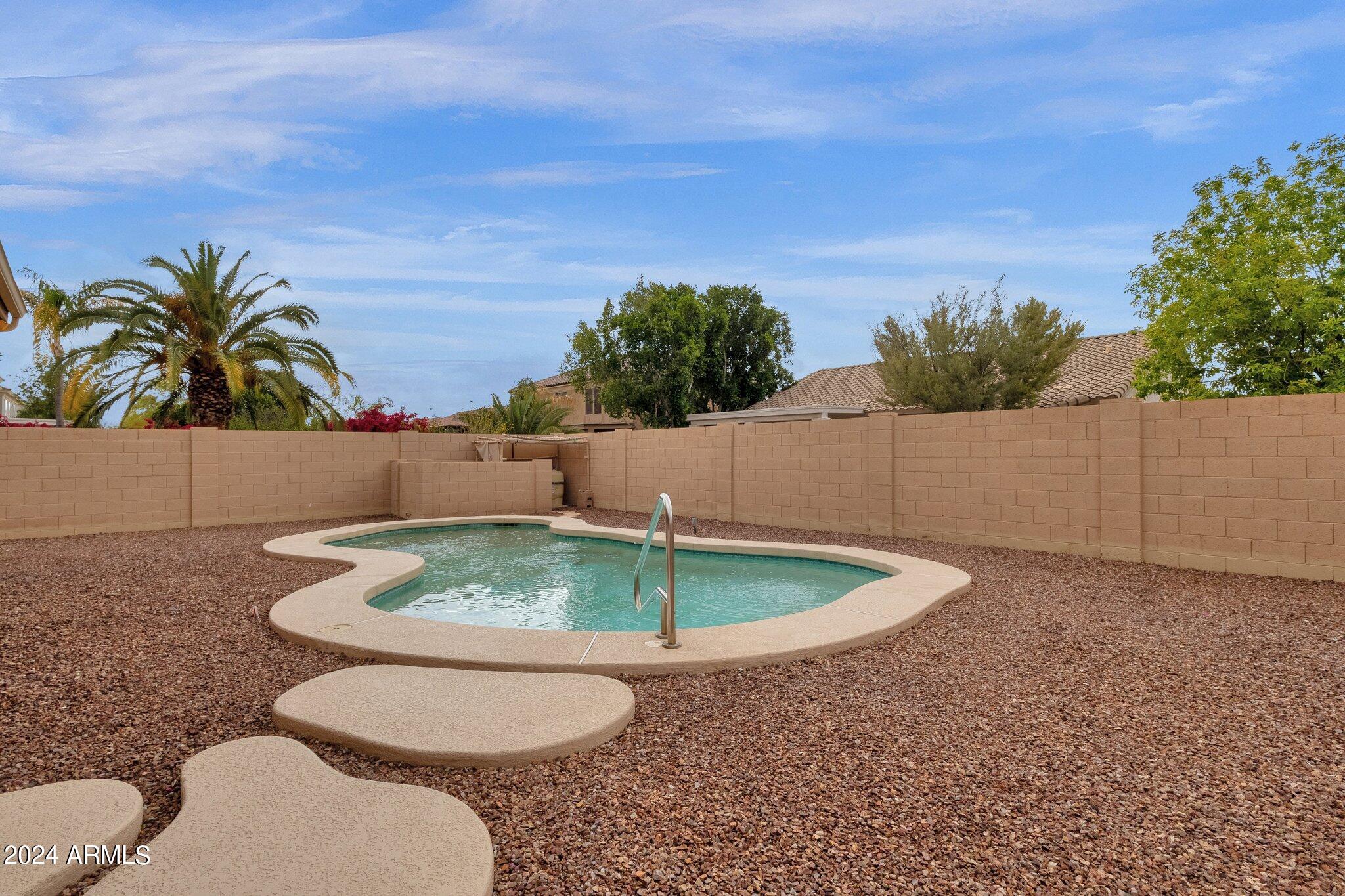 1372 W LONGHORN Drive