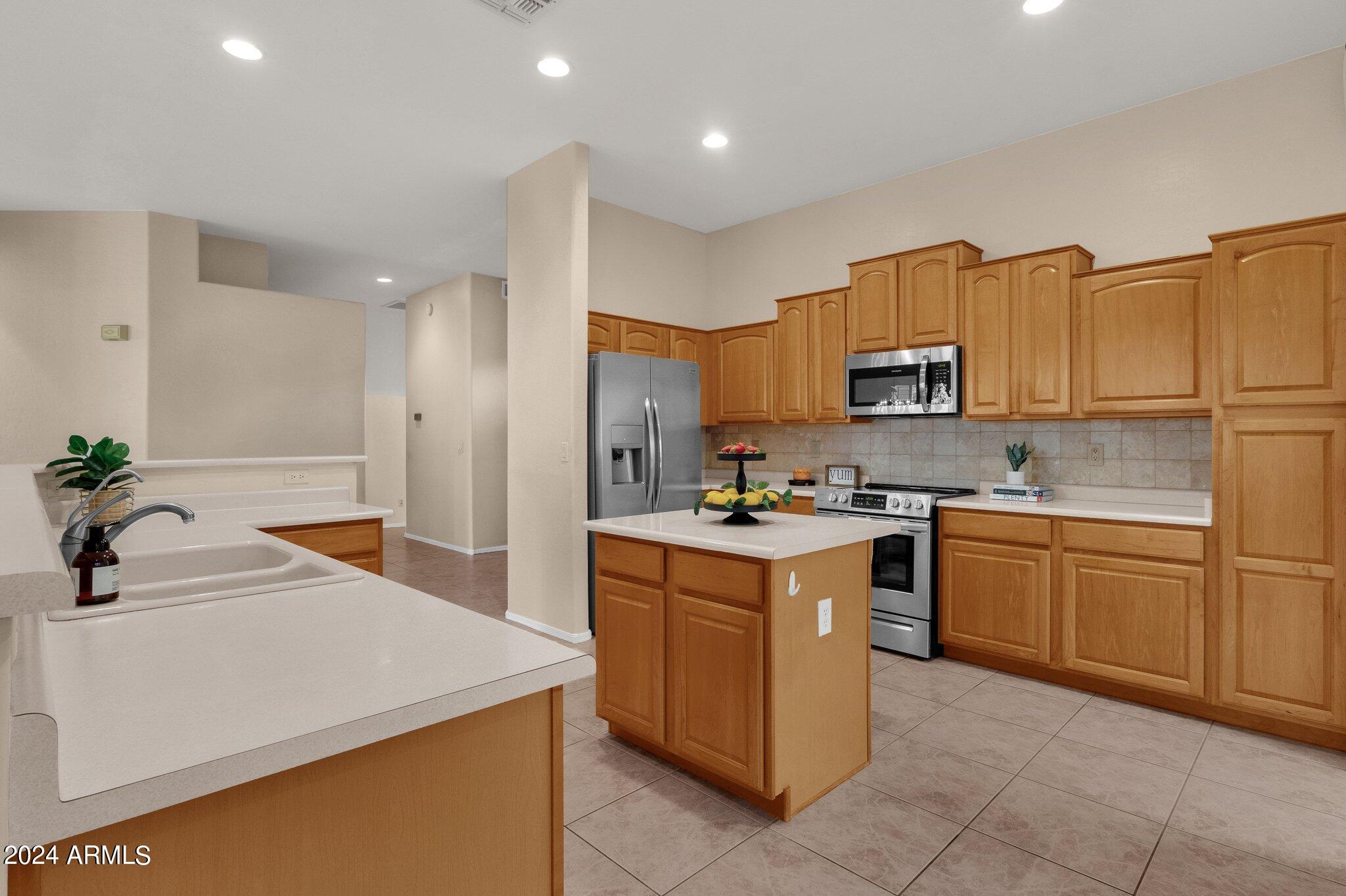 1372 W LONGHORN Drive