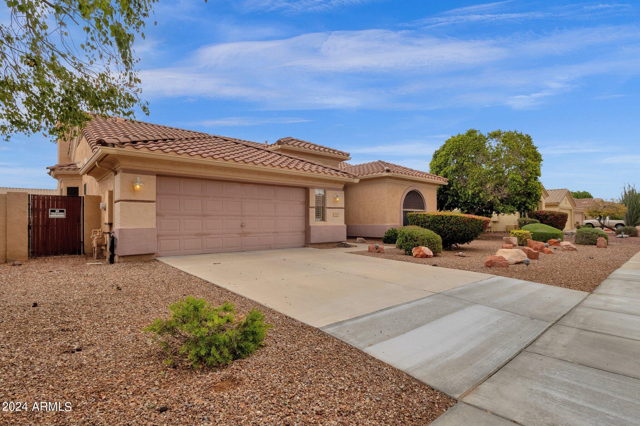 1372 W LONGHORN Drive