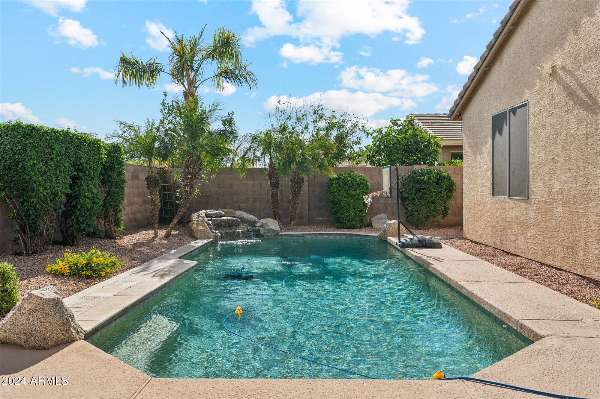 2051 E AUGUSTA Avenue