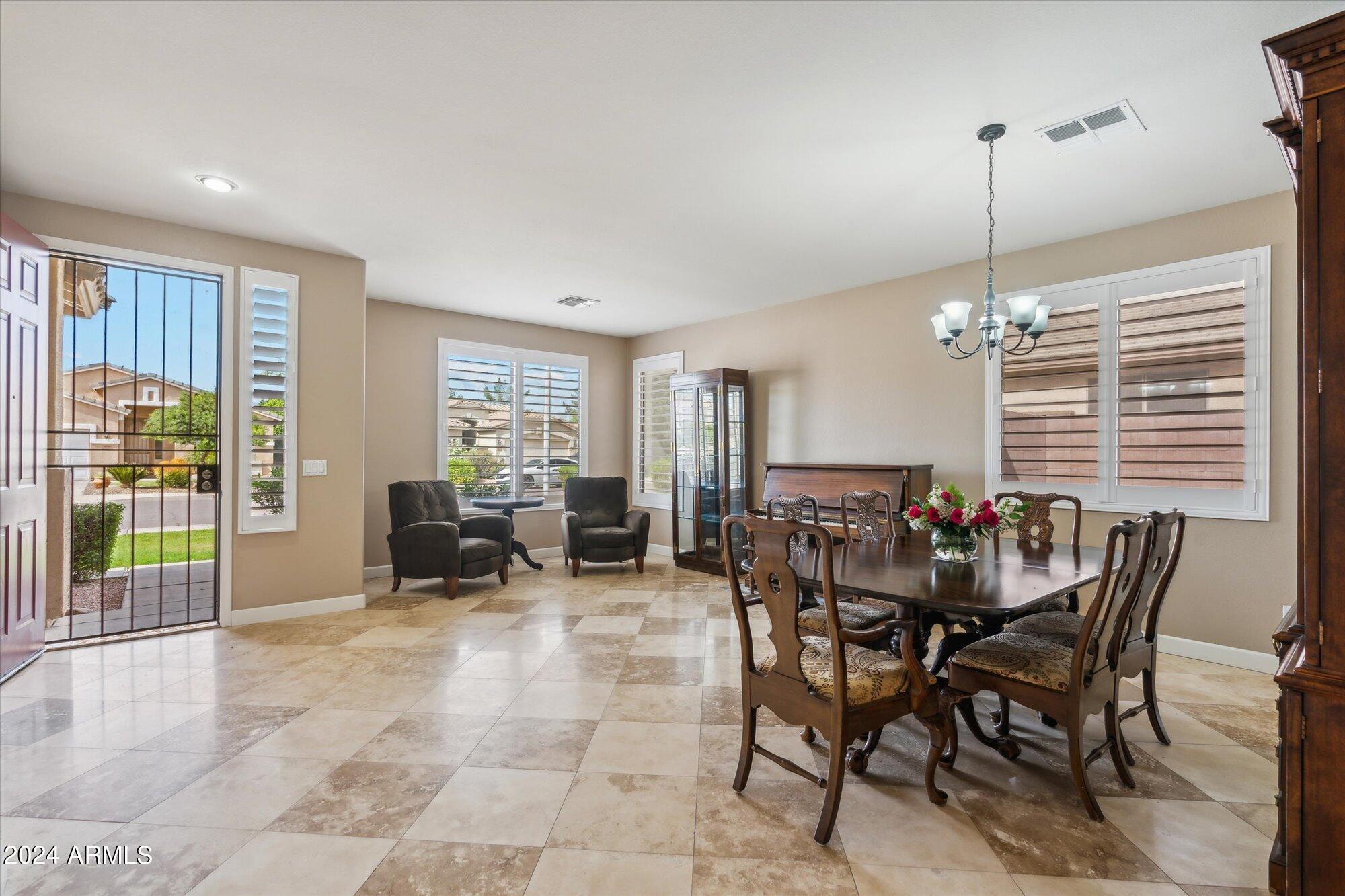 2051 E AUGUSTA Avenue