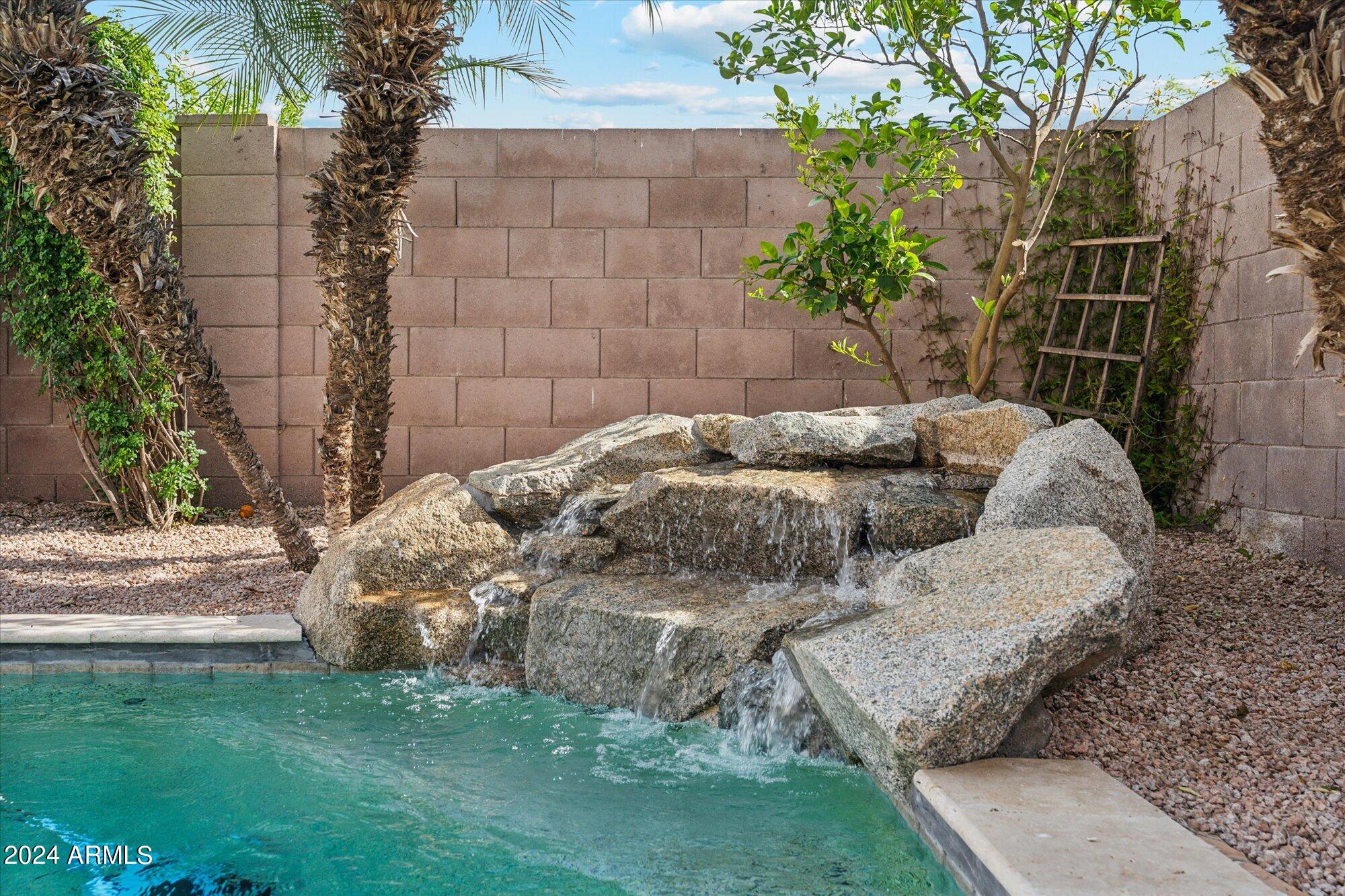 2051 E AUGUSTA Avenue