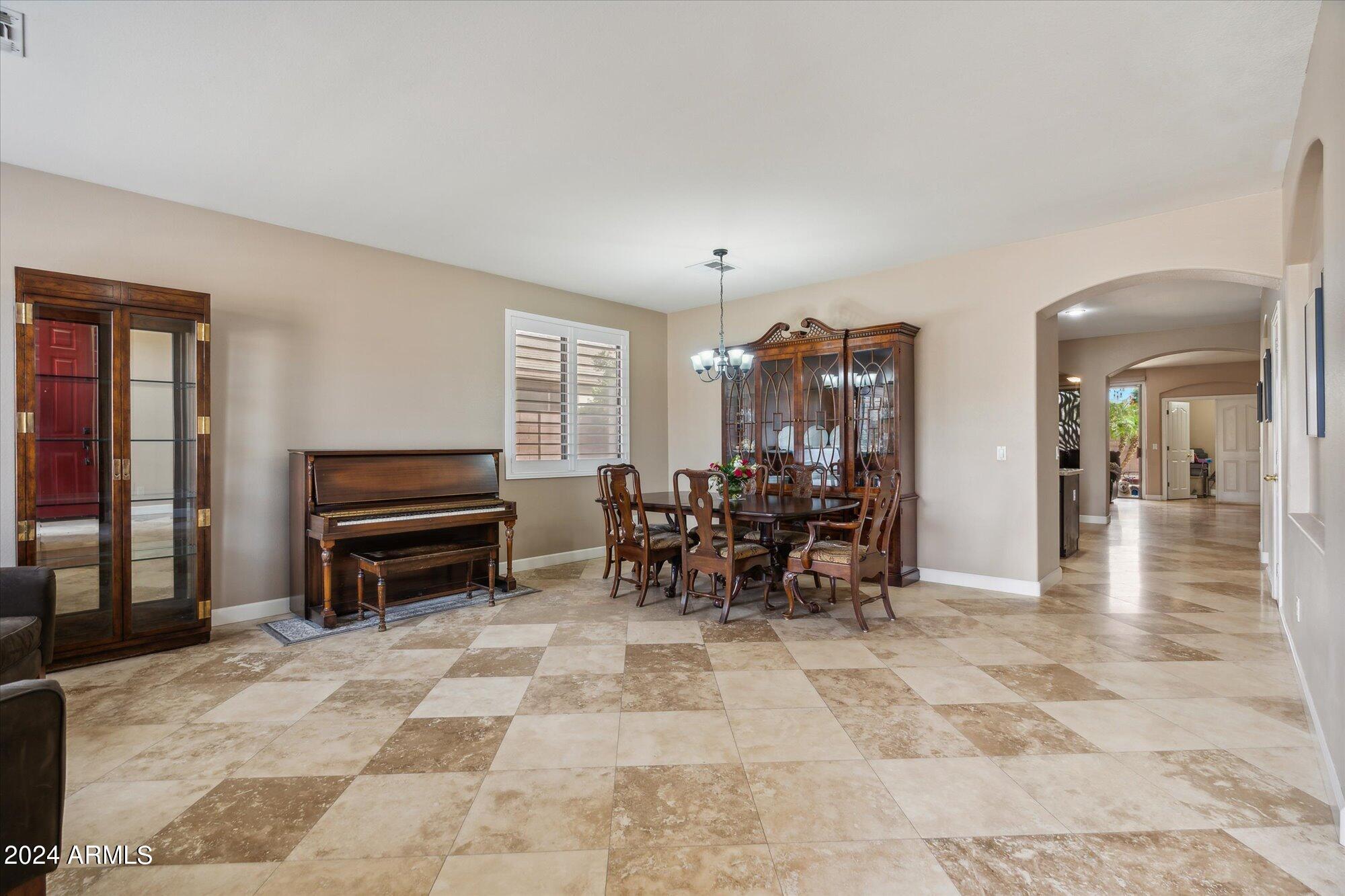 2051 E AUGUSTA Avenue