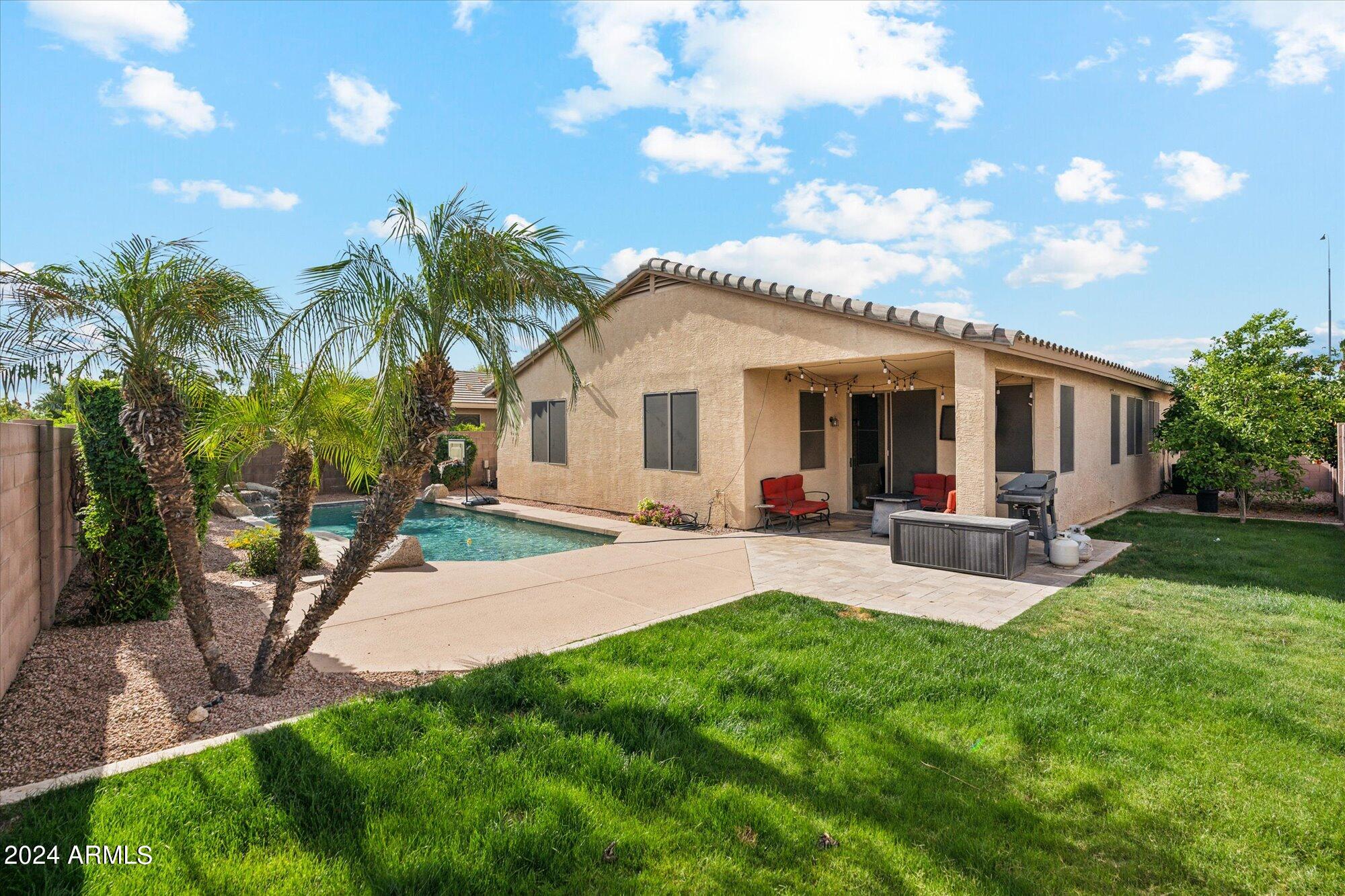 2051 E AUGUSTA Avenue