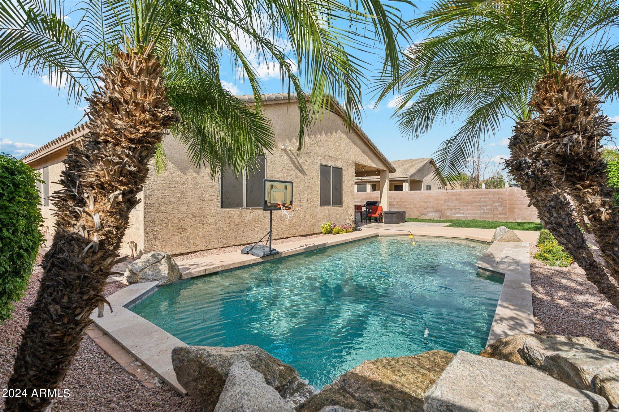 2051 E AUGUSTA Avenue