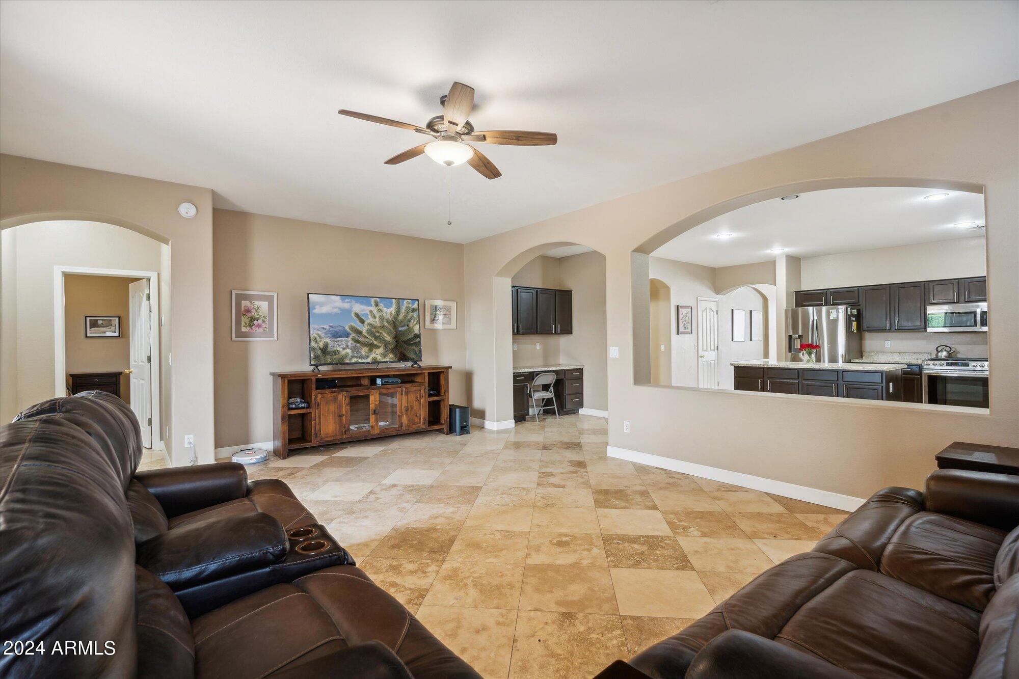 2051 E AUGUSTA Avenue