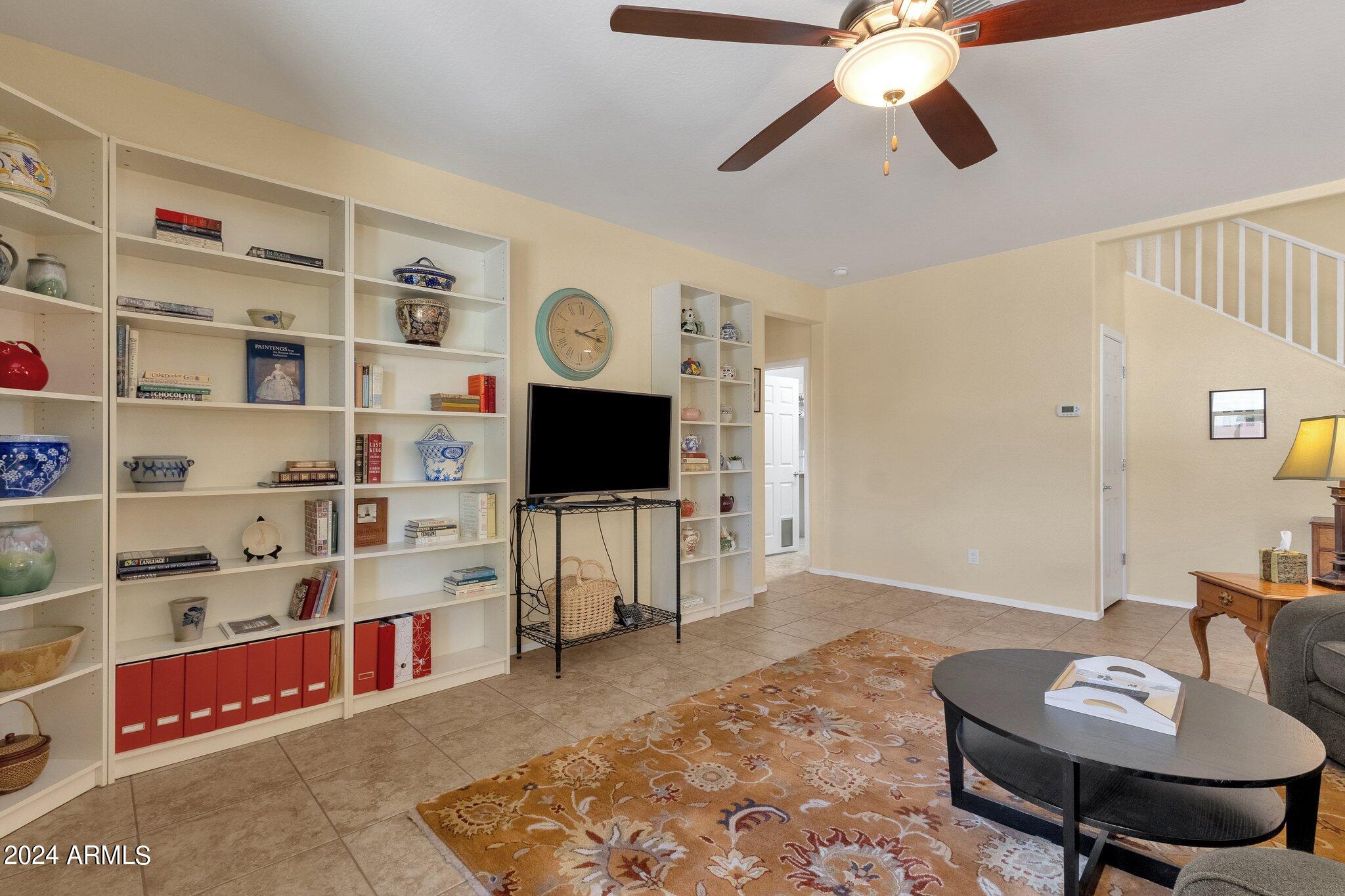 2512 W GARY Way