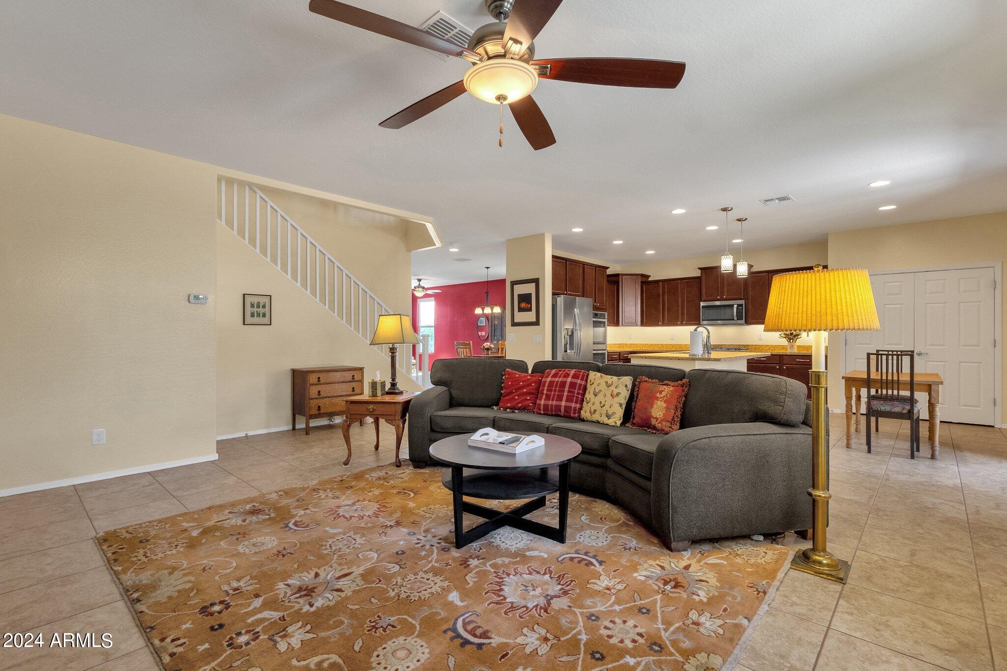 2512 W GARY Way